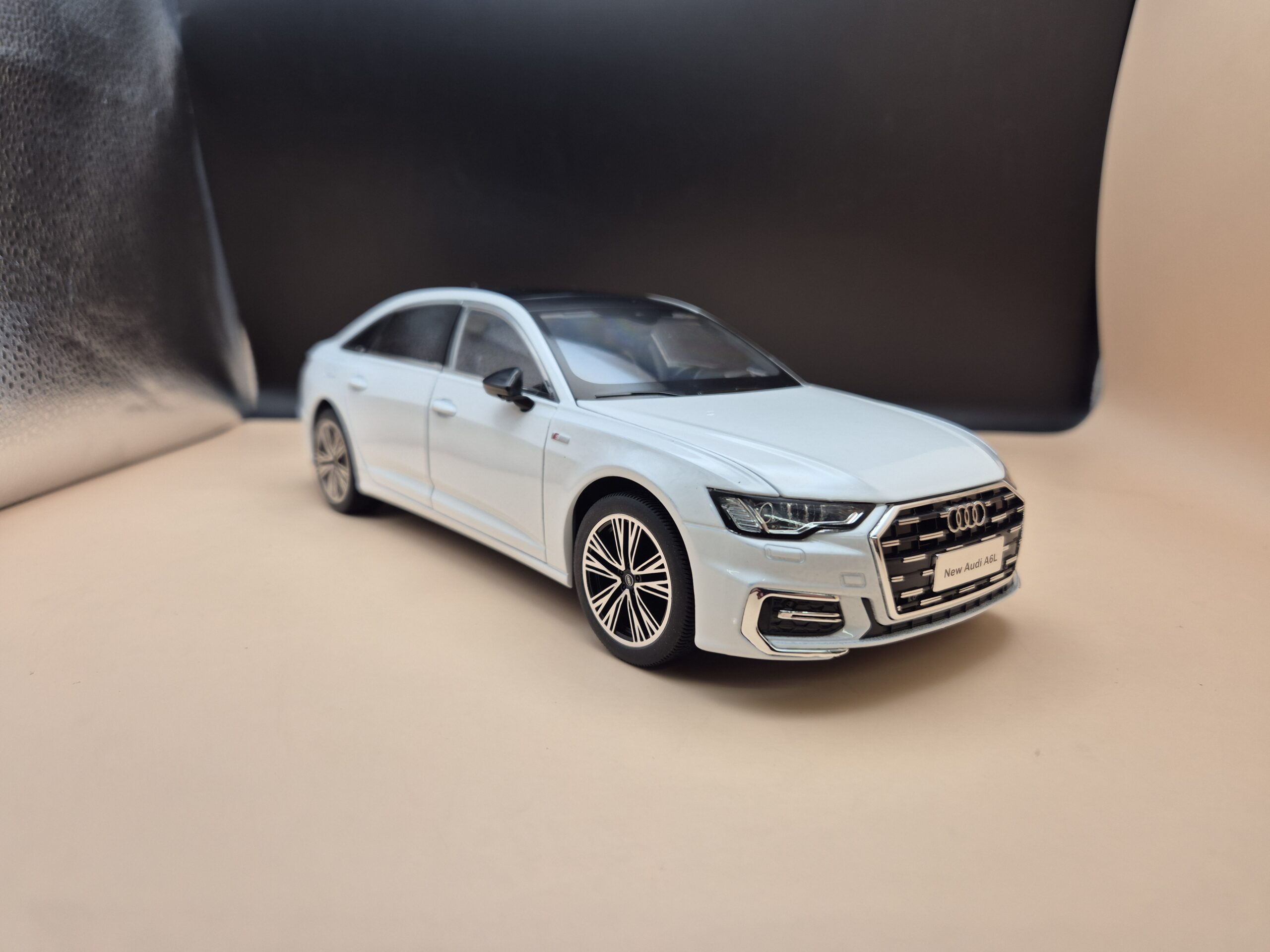 AUDI A6 C8 SEDAN LIMUZYNA SKALA 1/18 FULL OPEN - obrazek 4