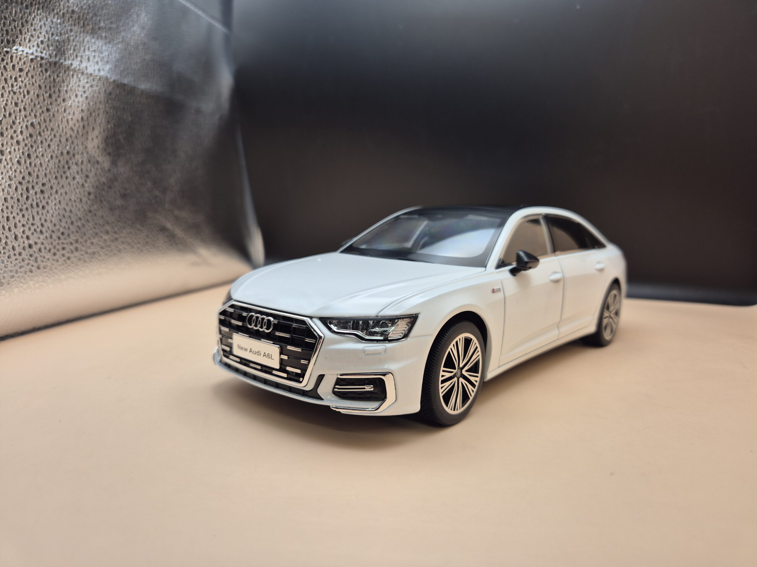 AUDI A6 C8 SEDAN LIMUZYNA SKALA 1/18 FULL OPEN