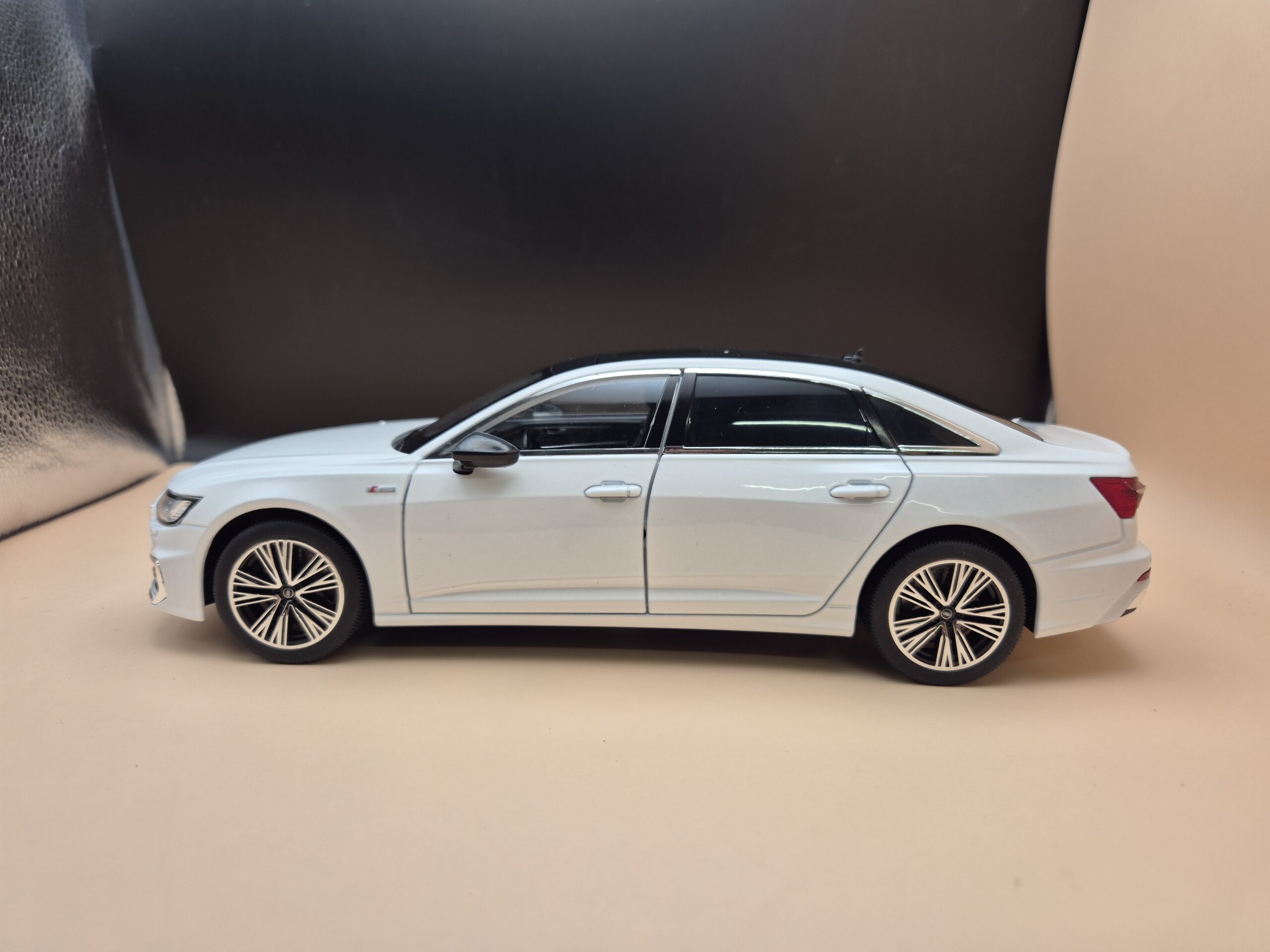 AUDI A6 C8 SEDAN LIMUZYNA SKALA 1/18 FULL OPEN - obrazek 6