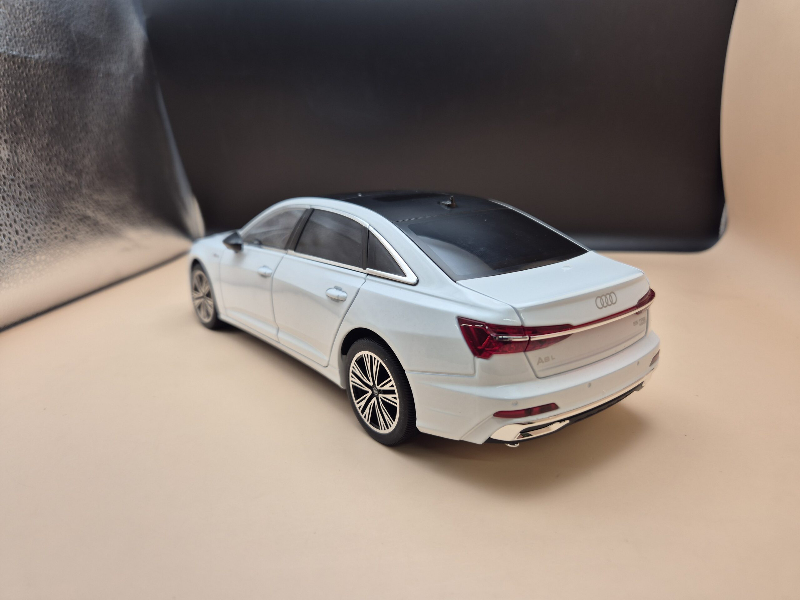 AUDI A6 C8 SEDAN LIMUZYNA SKALA 1/18 FULL OPEN - obrazek 7