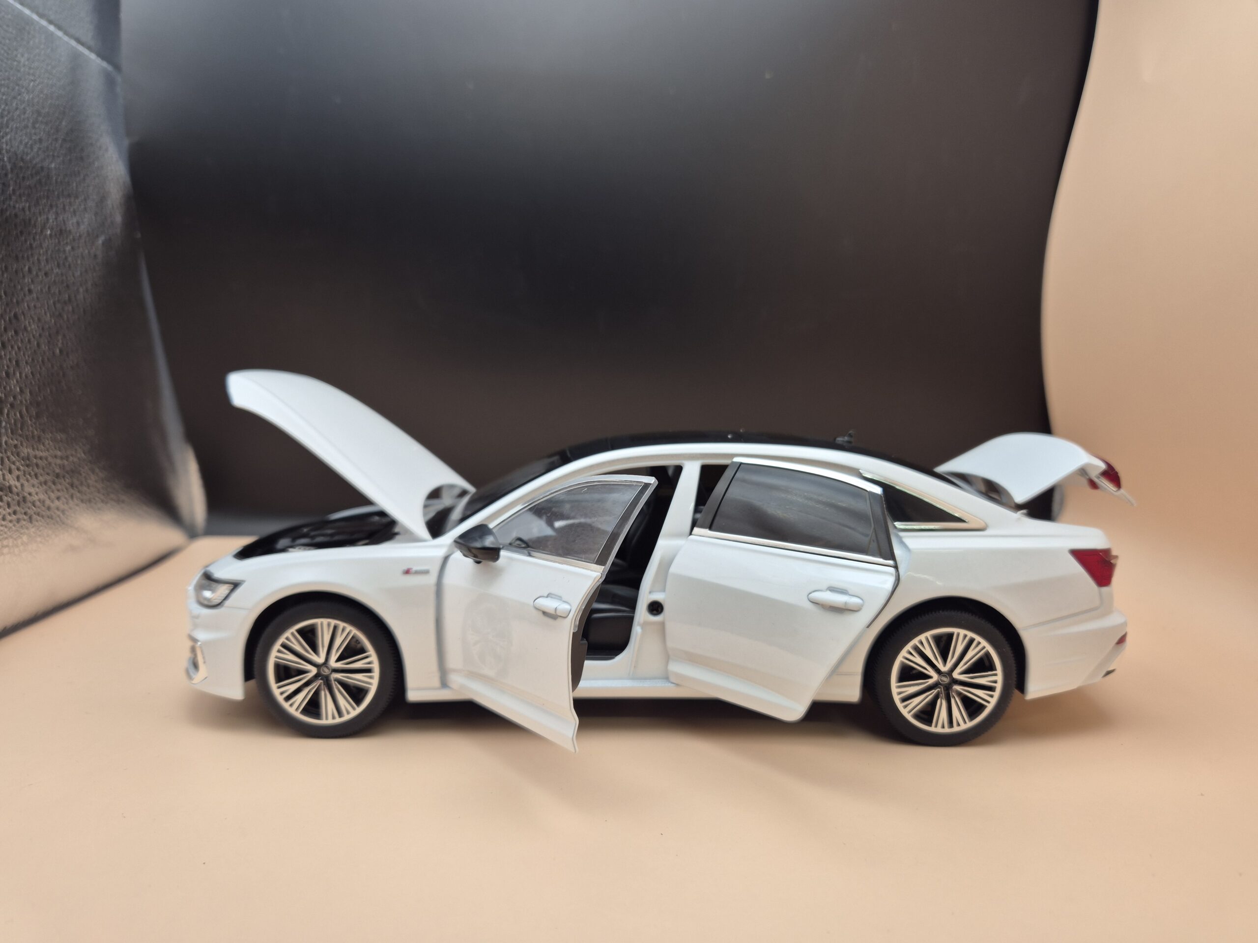 AUDI A6 C8 SEDAN LIMUZYNA SKALA 1/18 FULL OPEN - obrazek 8