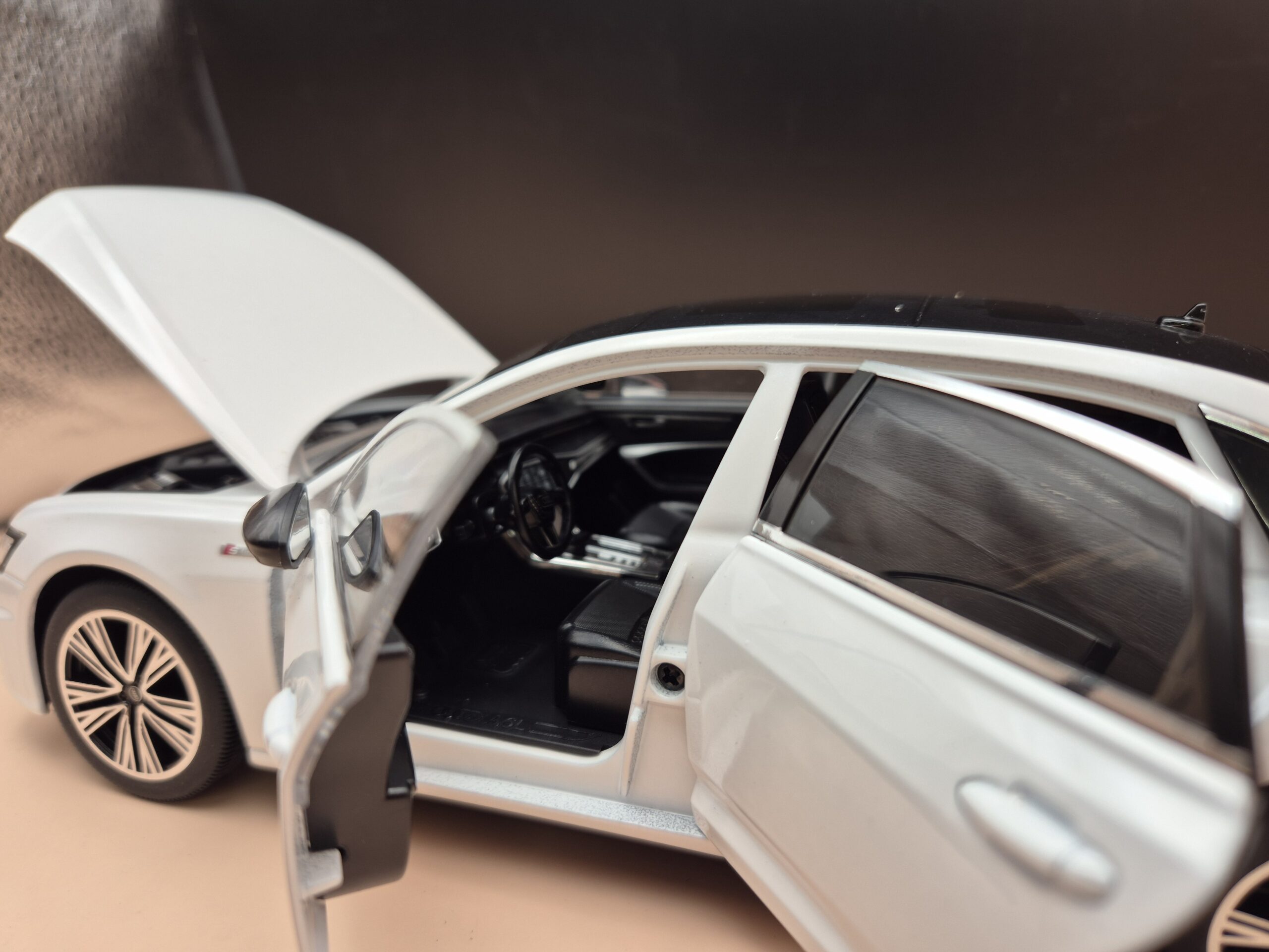 AUDI A6 C8 SEDAN LIMUZYNA SKALA 1/18 FULL OPEN - obrazek 9