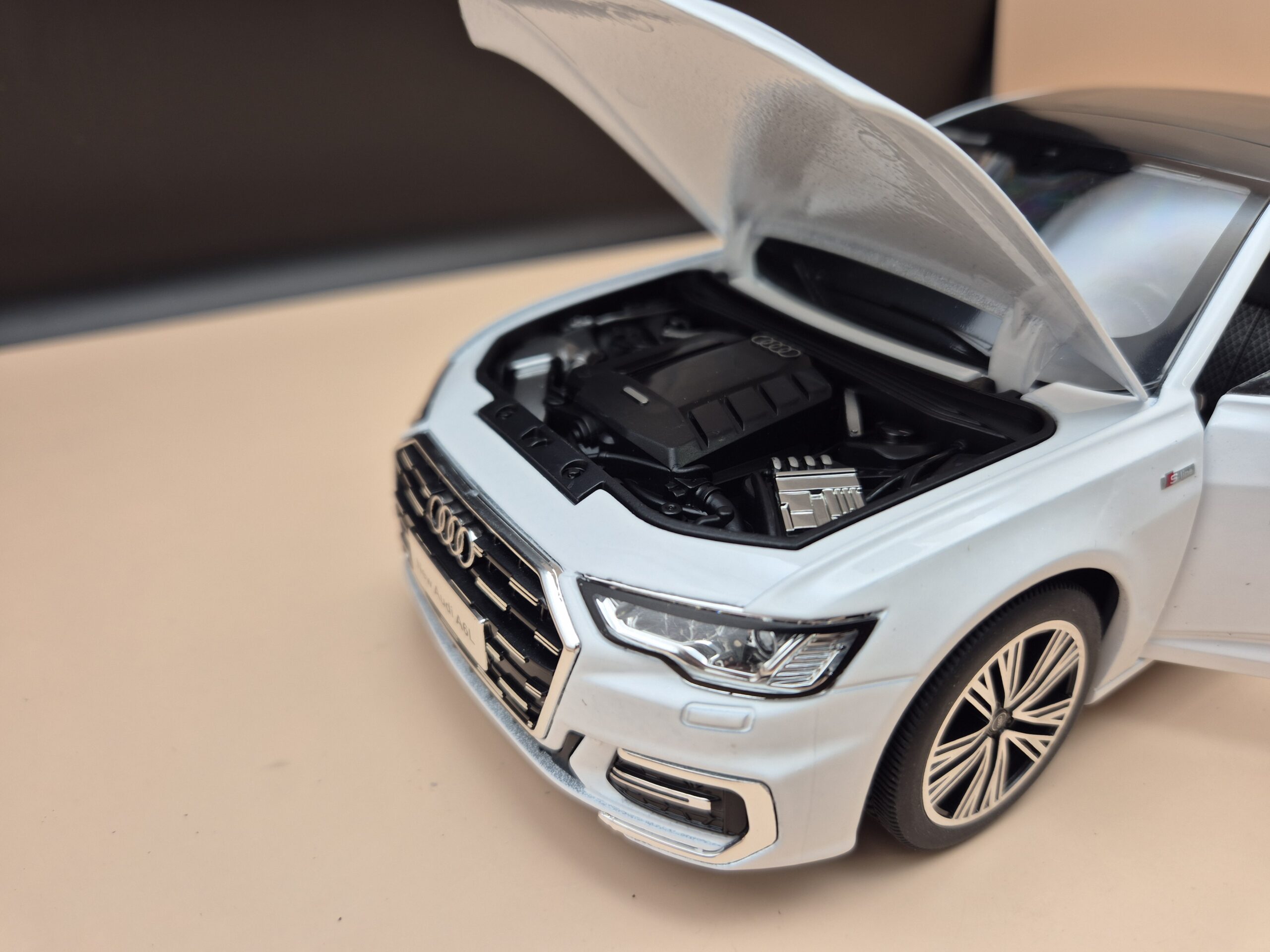 AUDI A6 C8 SEDAN LIMUZYNA SKALA 1/18 FULL OPEN - obrazek 10