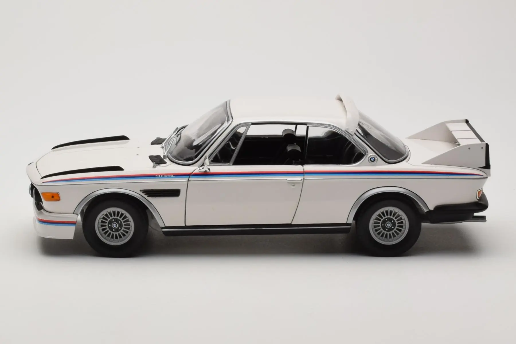 BMW 3.0 CSL White Heritage Edition Minichamps 1/18 80432411550 - obrazek 3
