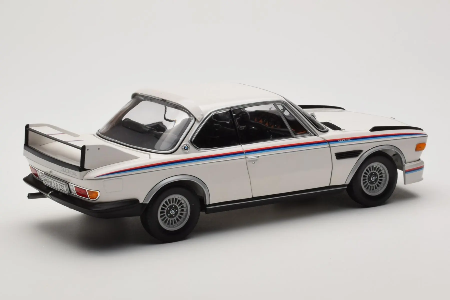 BMW 3.0 CSL White Heritage Edition Minichamps 1/18 80432411550 - obrazek 4