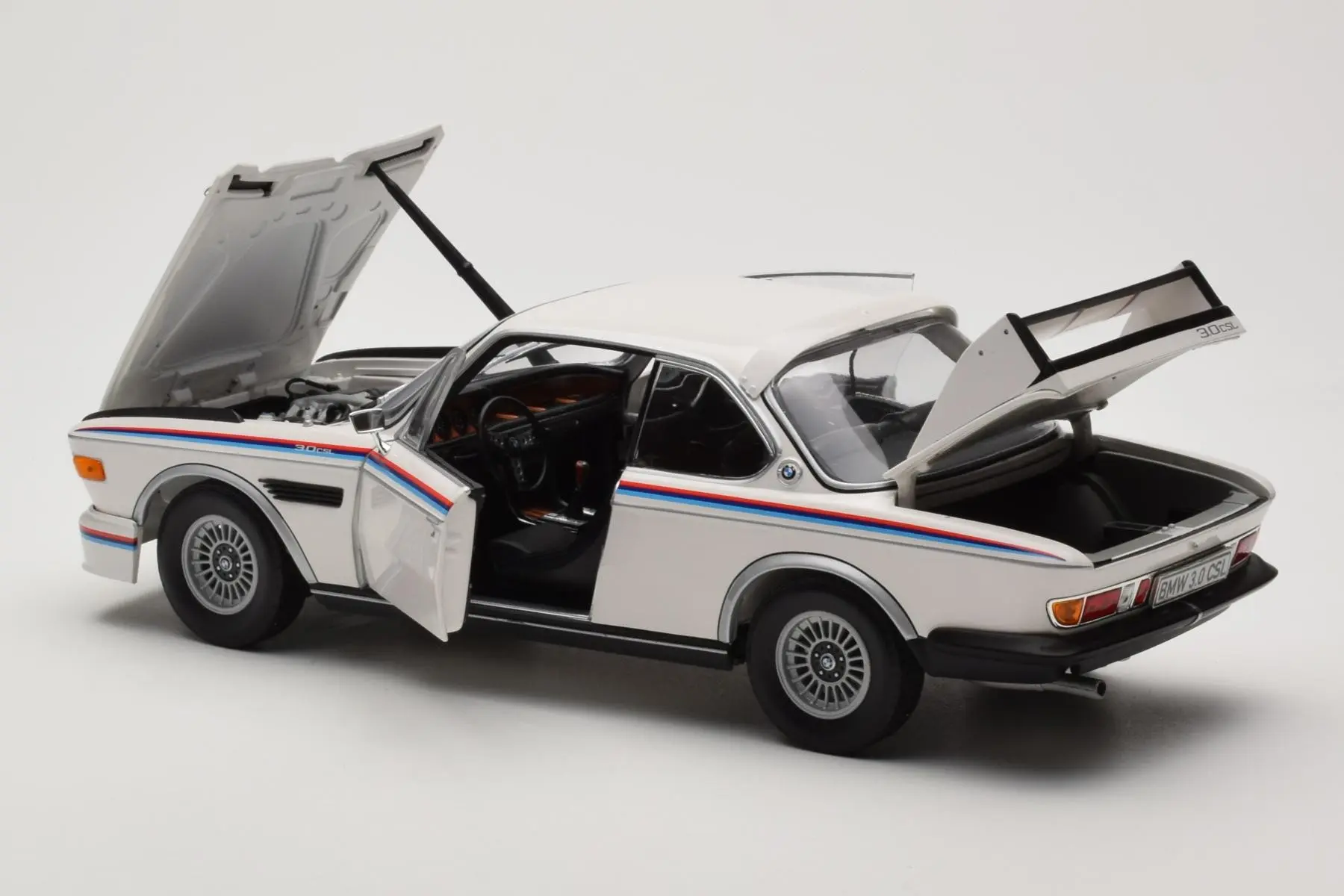 BMW 3.0 CSL White Heritage Edition Minichamps 1/18 80432411550 - obrazek 5