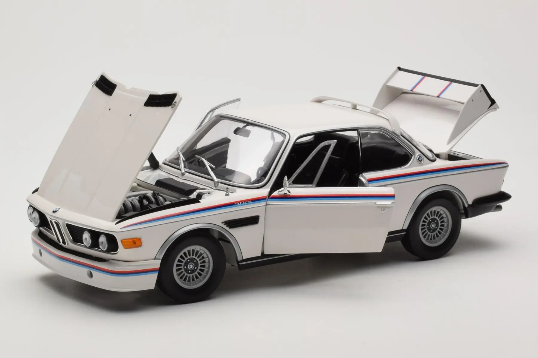 BMW 3.0 CSL White Heritage Edition Minichamps 1/18 80432411550 - obrazek 6