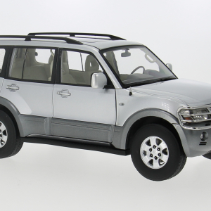 Mitsubishi Pajero 3.5 V6 V73, srebrny, 1:18 SUNSTAR SUN5832