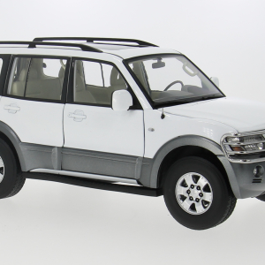 Mitsubishi Pajero 3.5 V6 V73, biały 1:18 SUNSTAR SUN5833