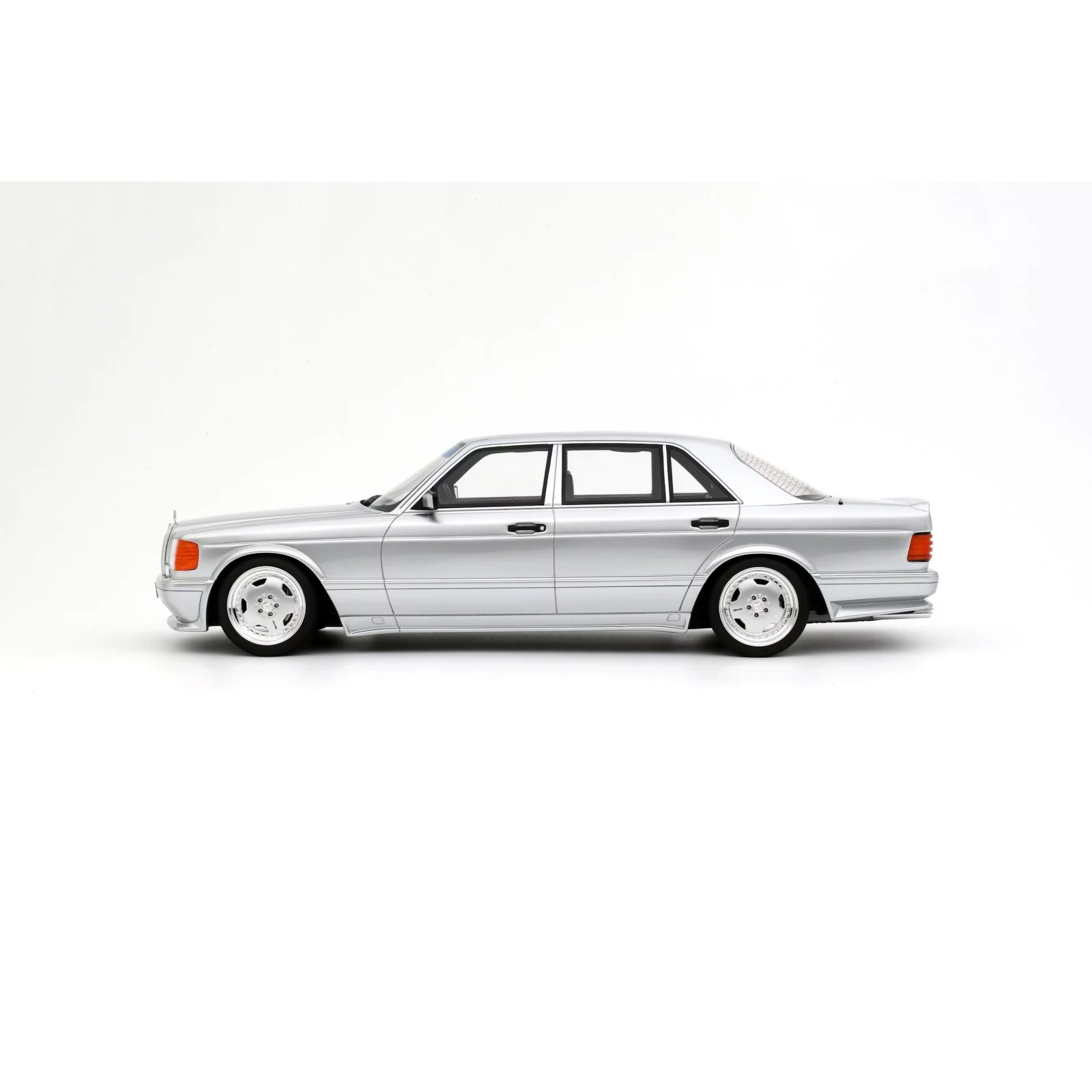 MERCEDES BENZ 560 W126 6.0 SEL AMG BRILLIANT SILVER 1989 1/18 OTTO OT1251 - obrazek 2
