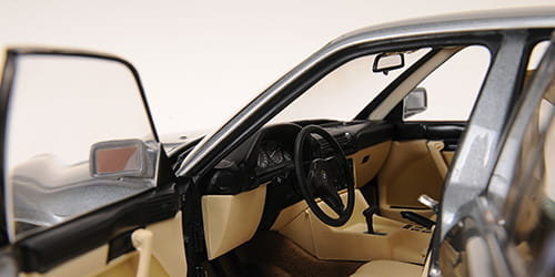 BMW 535i (E34) 1988 - 1:18 - Minichamps 100024008 - obrazek 4