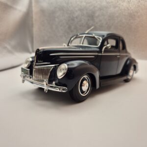 FORD DELUX DE LUX 1939 1/18 MAISTO