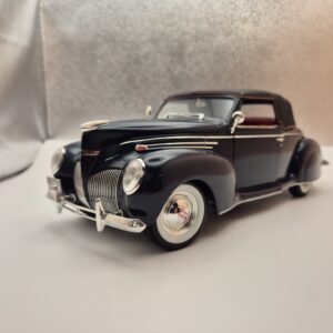 LINCOLN ZEPHYR CONVERTIBLE 1939 1/18 SIGNATURE MODELS