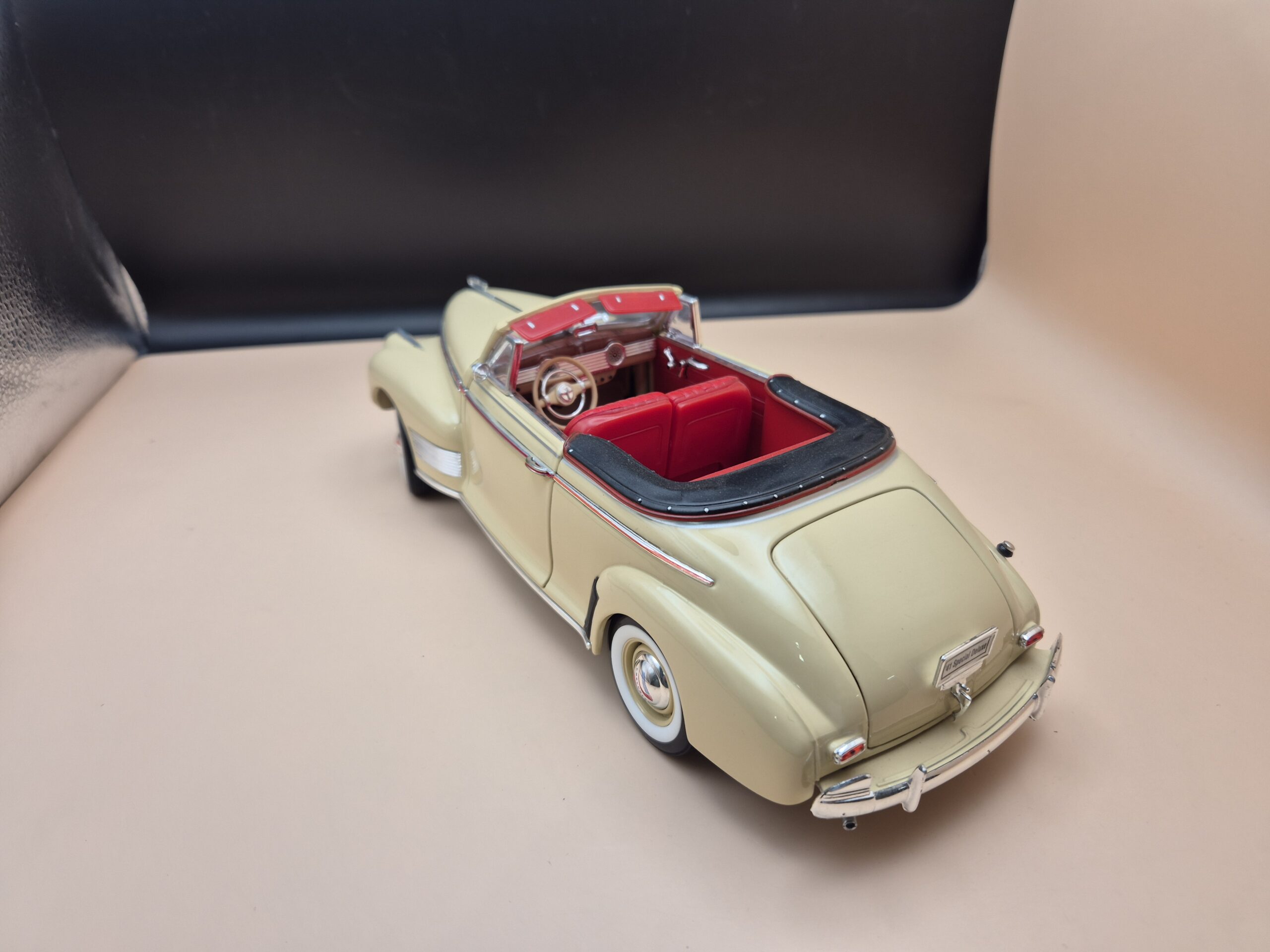 CHEVROLET SPECIAL DELUXE 1941 1/18 WELLY - obrazek 4