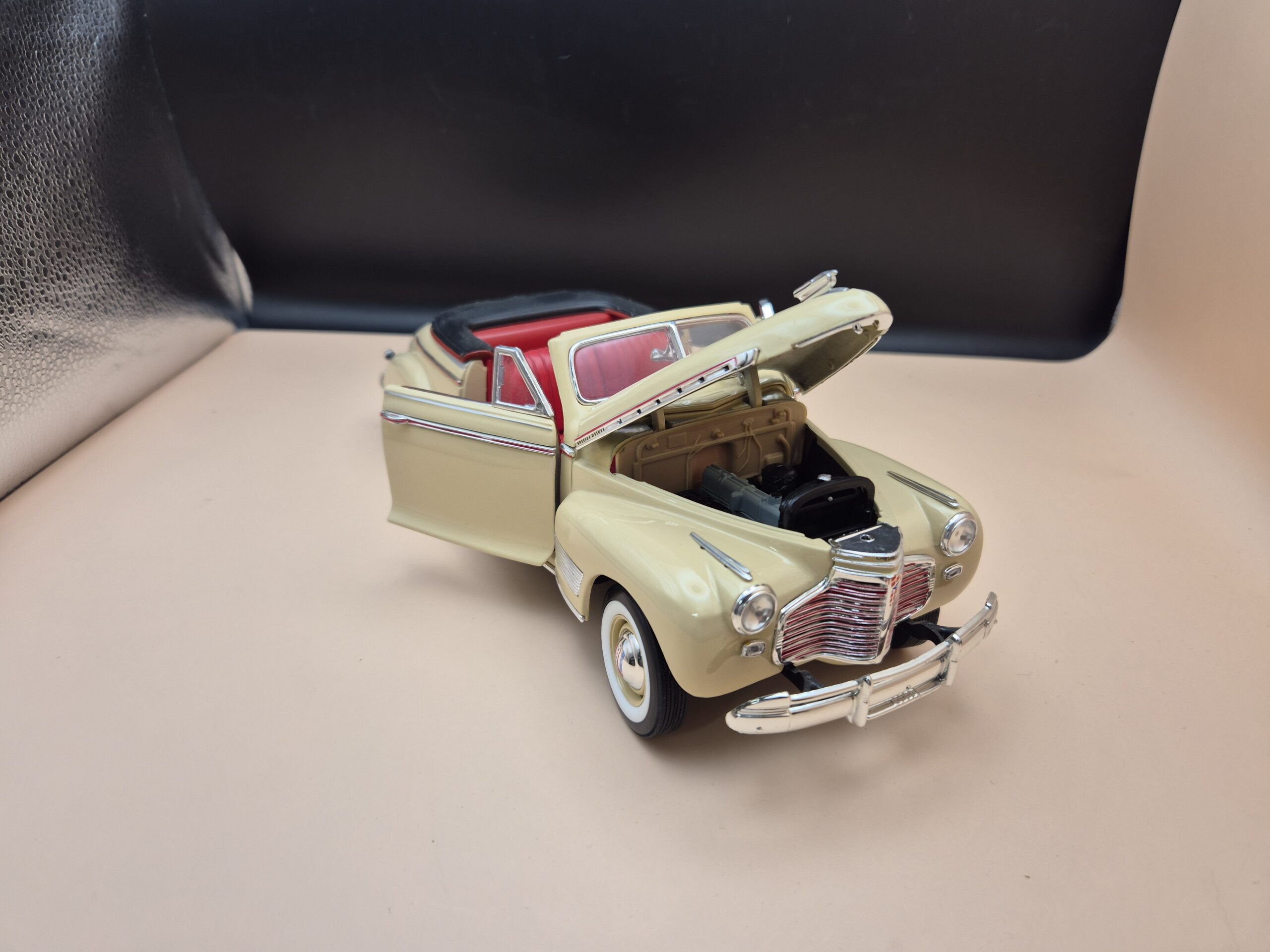 CHEVROLET SPECIAL DELUXE 1941 1/18 WELLY - obrazek 6
