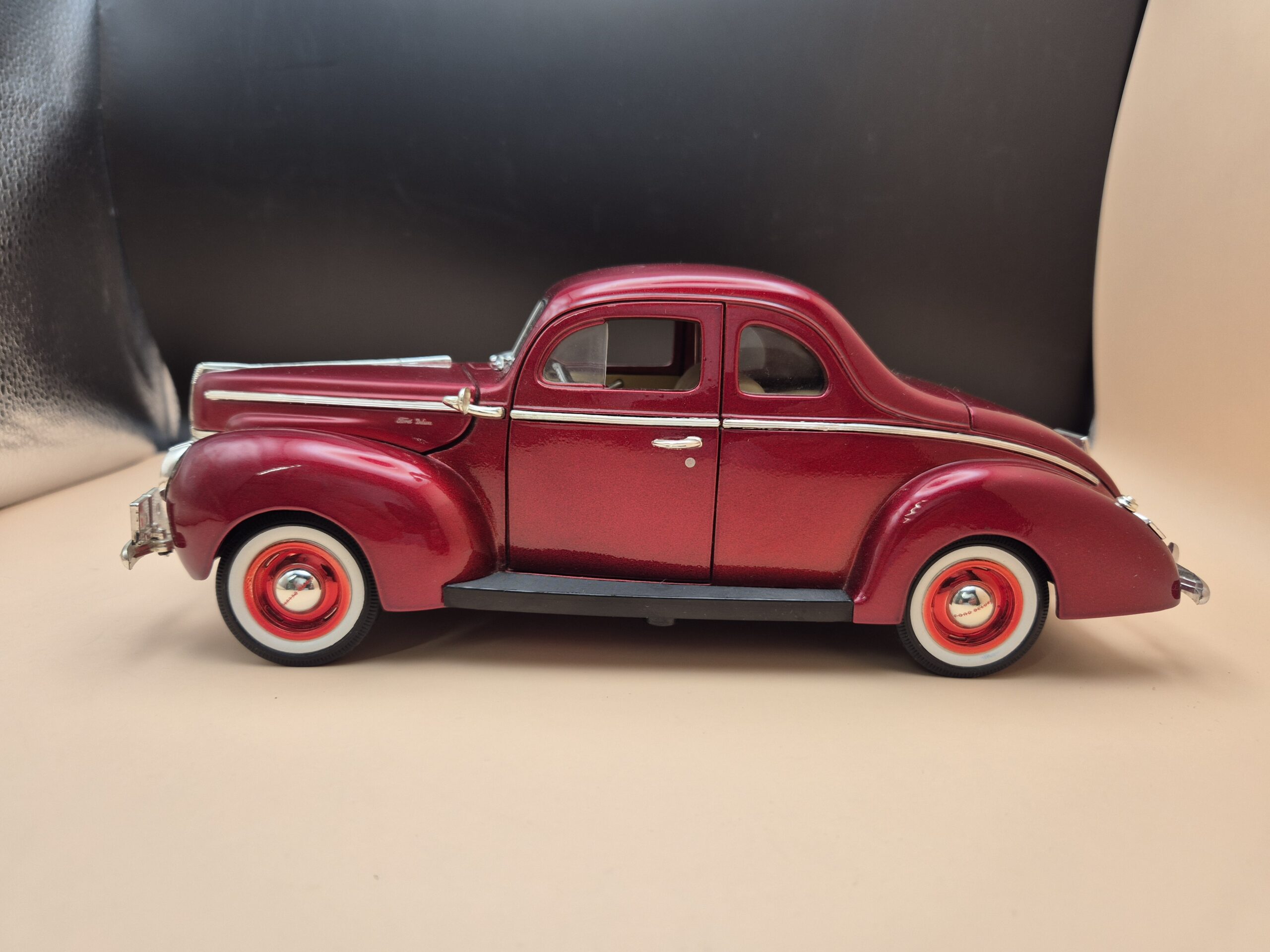 FORD SEDAN 1940 1/18 MOTOR MAX 73108 - obrazek 2