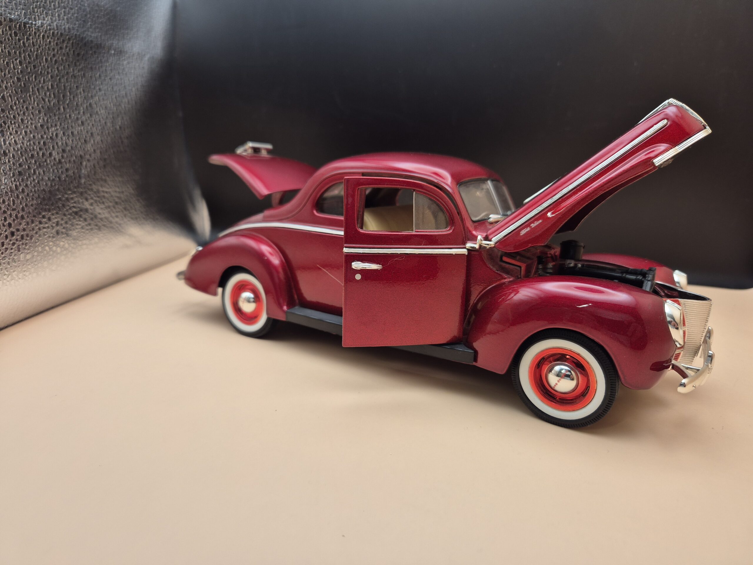 FORD SEDAN 1940 1/18 MOTOR MAX 73108 - obrazek 4