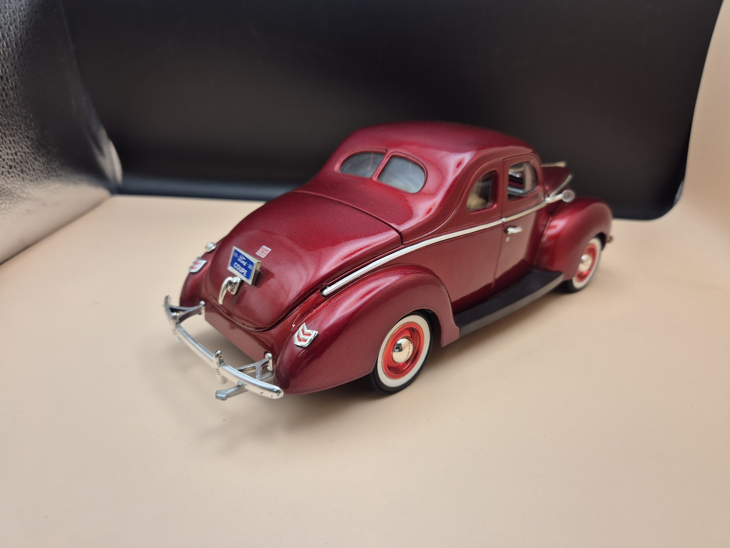FORD SEDAN 1940 1/18 MOTOR MAX 73108 - obrazek 5