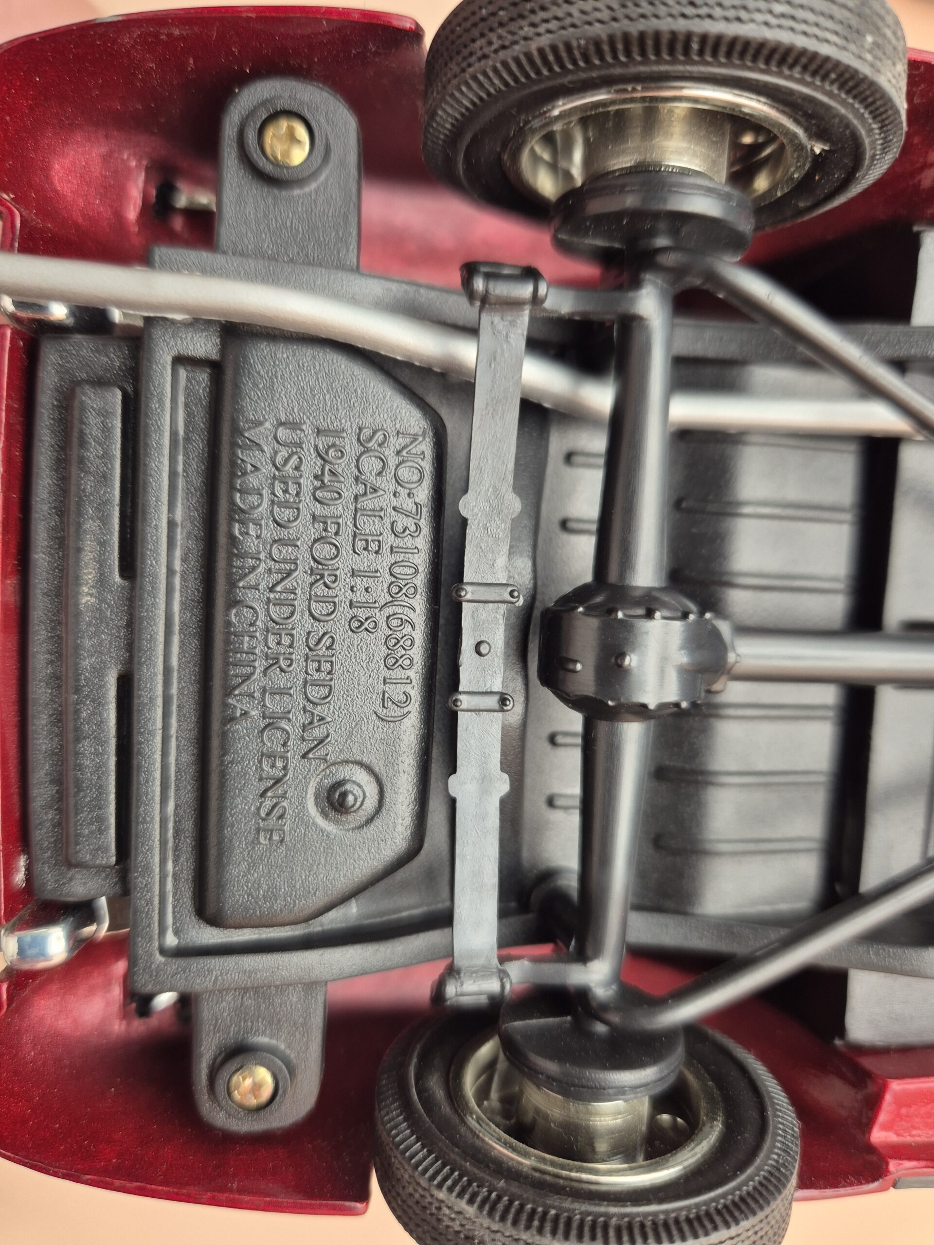 FORD SEDAN 1940 1/18 MOTOR MAX 73108 - obrazek 6