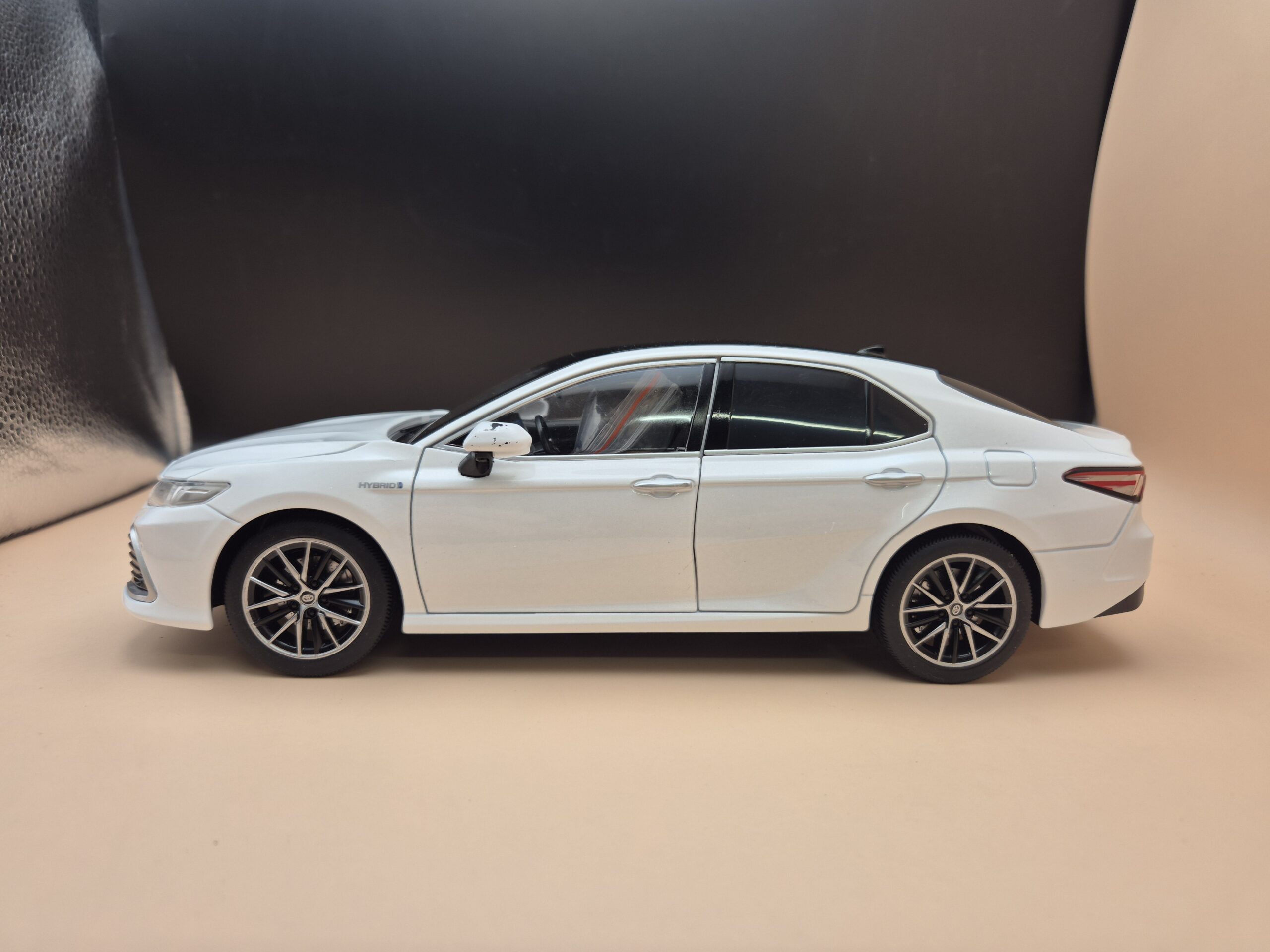 TOYOTA CAMRY 8 GEN 1/18 BIAŁA - obrazek 2
