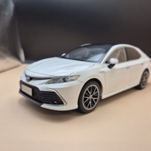 TOYOTA CAMRY 8 GEN 1/18 BIAŁA