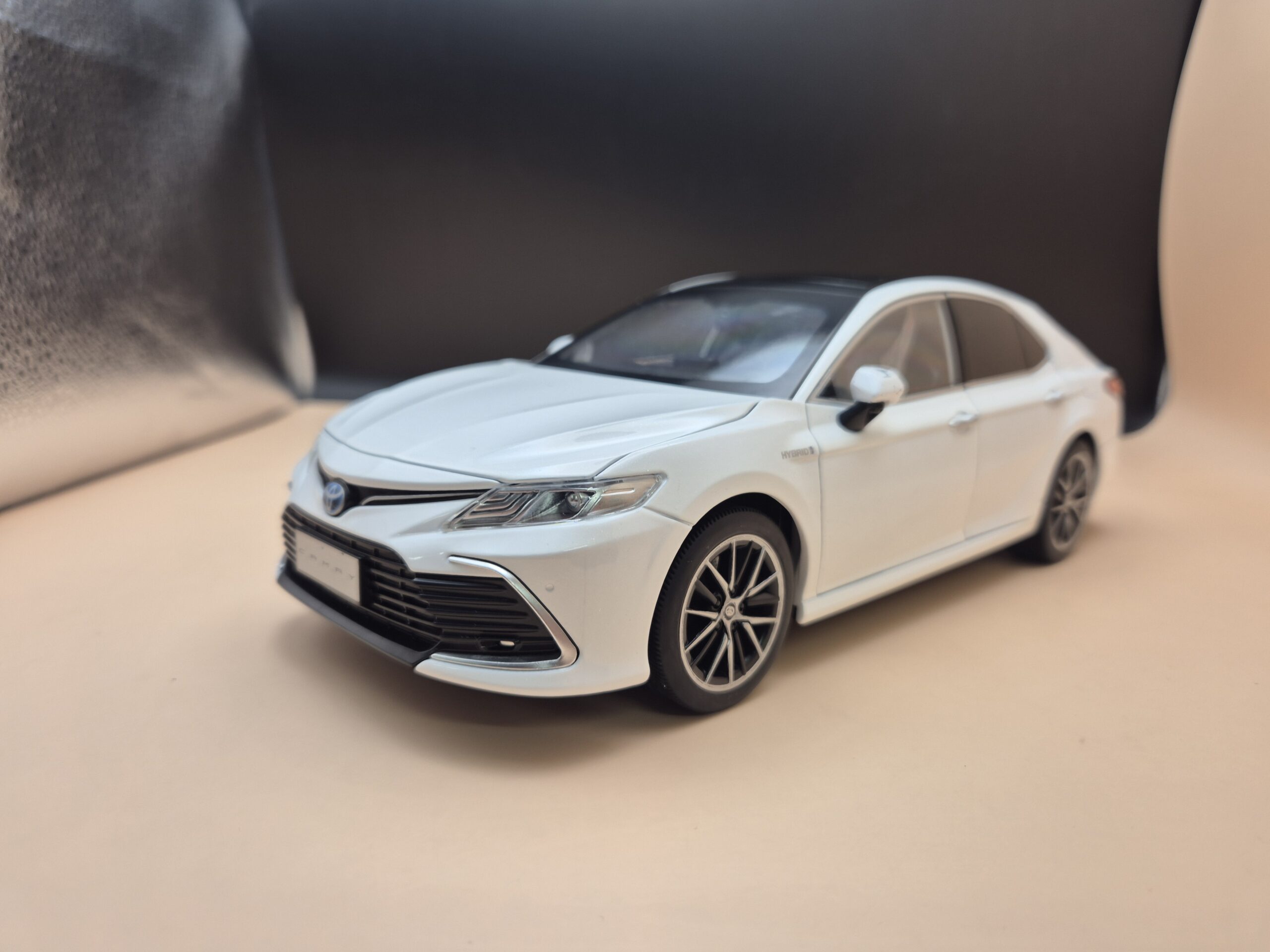TOYOTA CAMRY 8 GEN 1/18 BIAŁA