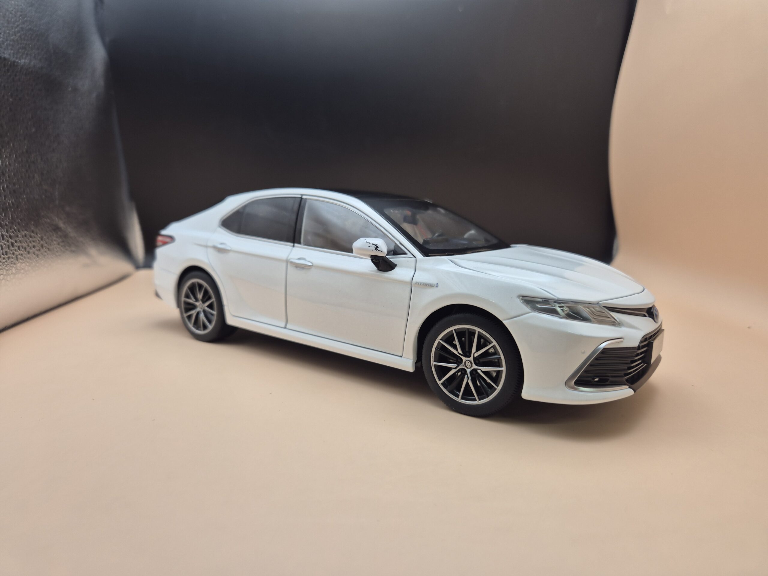 TOYOTA CAMRY 8 GEN 1/18 BIAŁA - obrazek 4