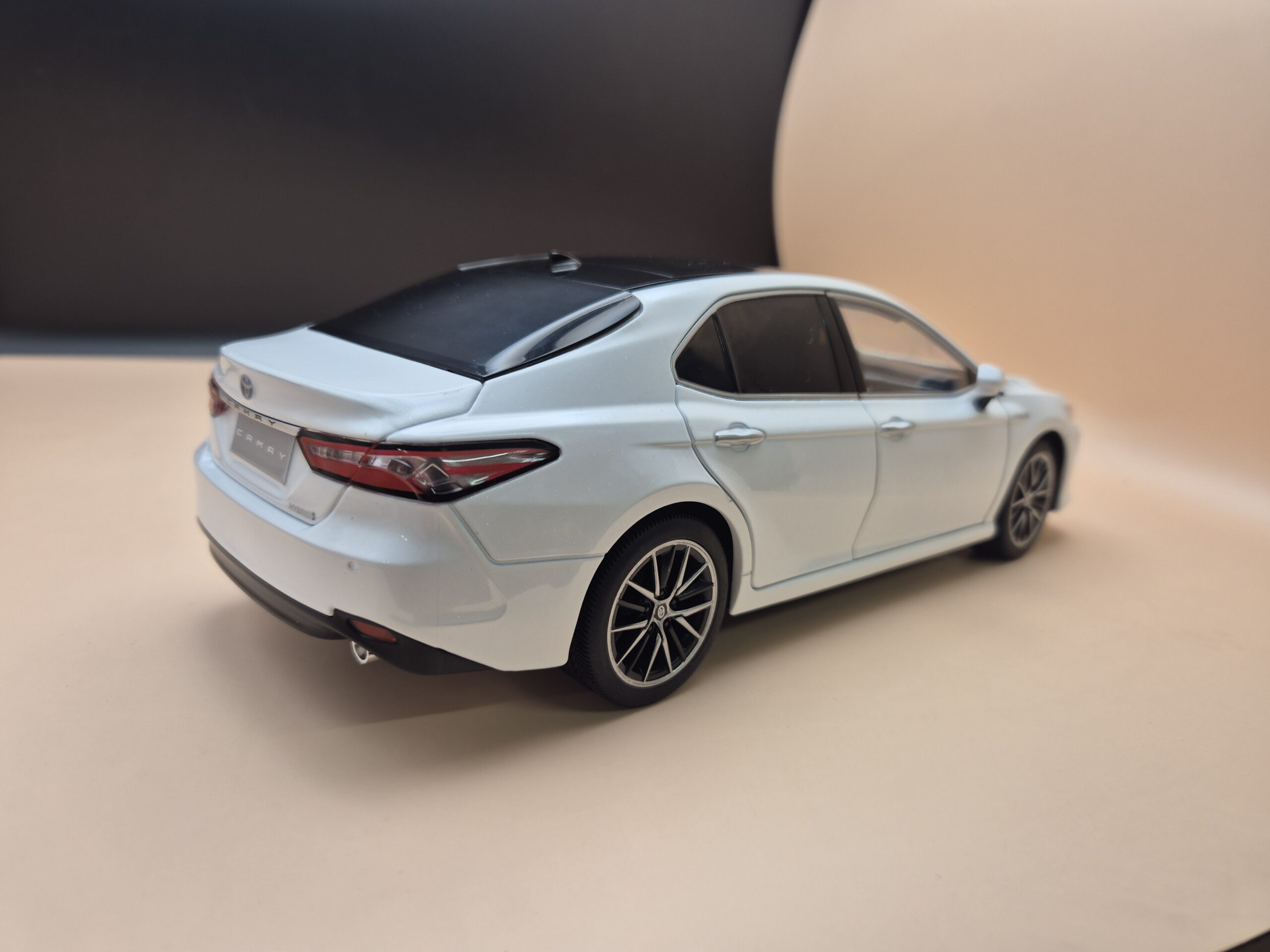 TOYOTA CAMRY 8 GEN 1/18 BIAŁA - obrazek 5