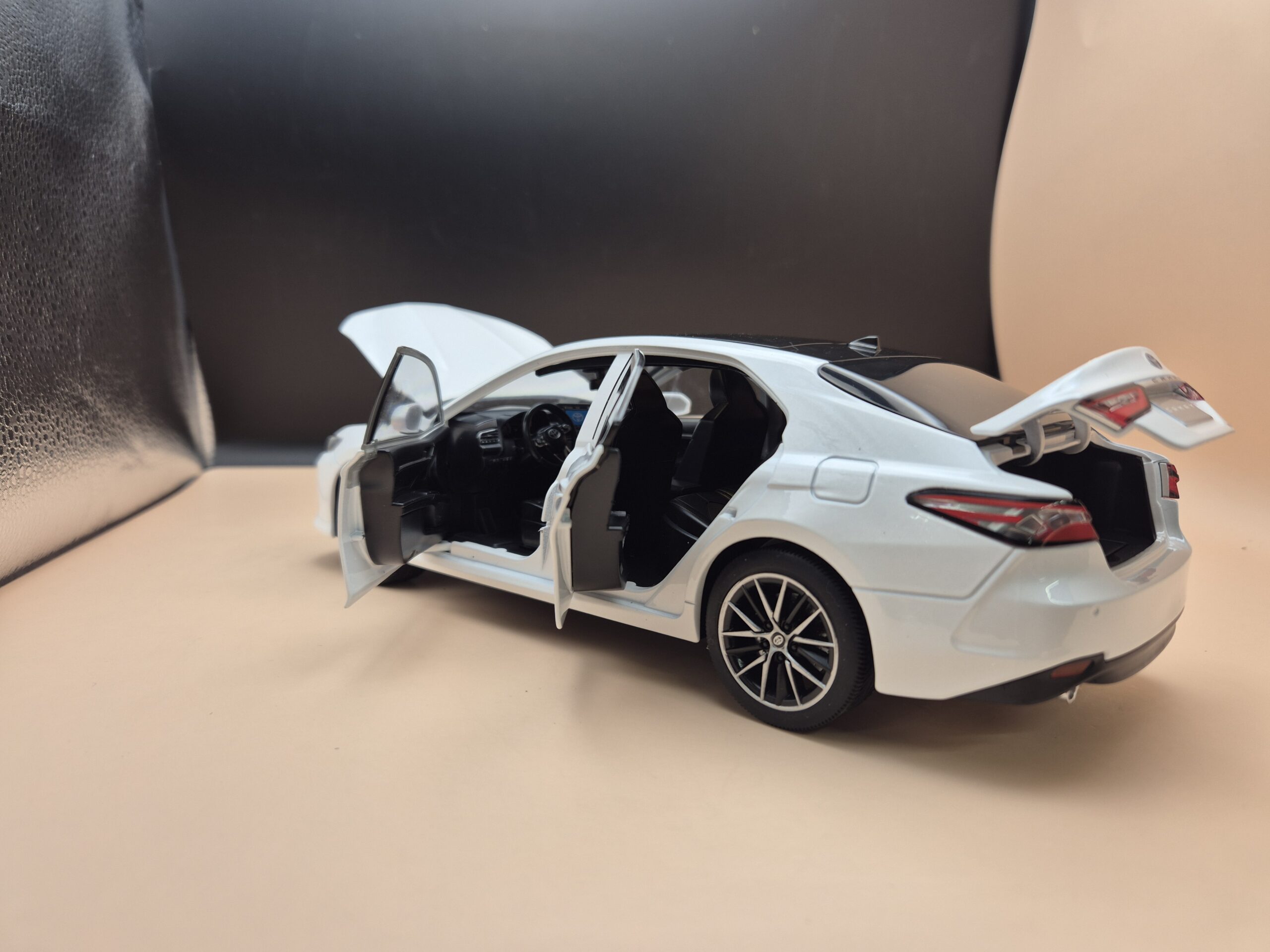 TOYOTA CAMRY 8 GEN 1/18 BIAŁA - obrazek 6
