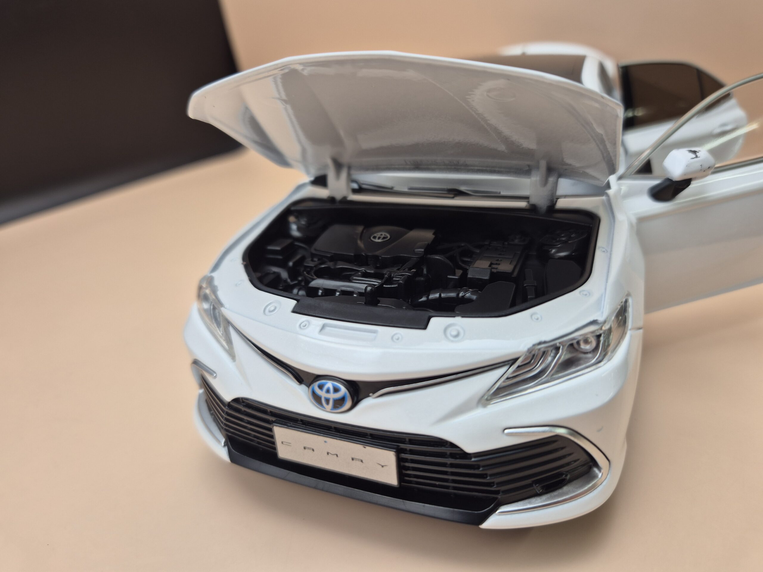 TOYOTA CAMRY 8 GEN 1/18 BIAŁA - obrazek 7