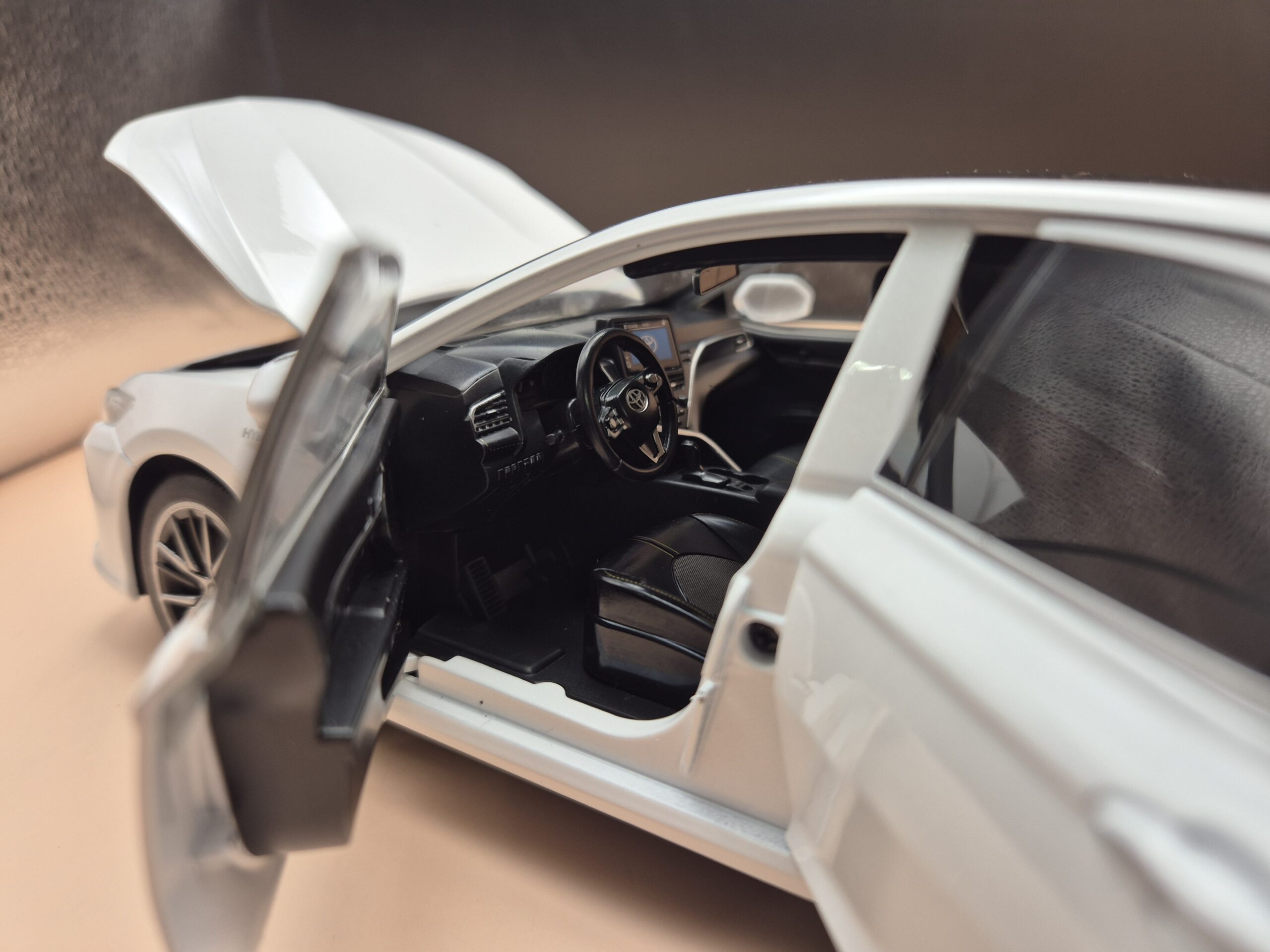 TOYOTA CAMRY 8 GEN 1/18 BIAŁA - obrazek 8