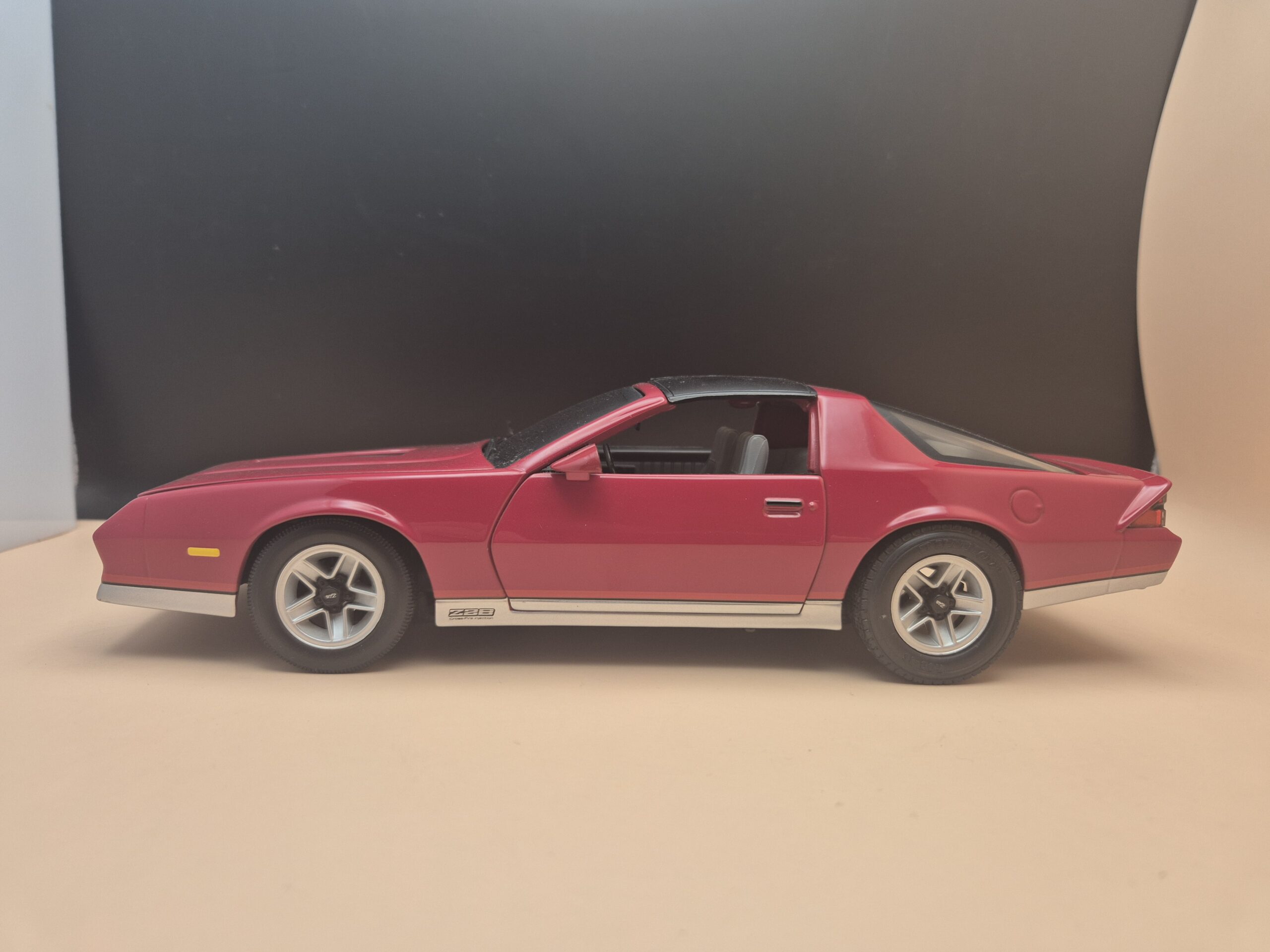 CHEVROLET CAMARO 1982 Z28 3 GEN 1/18 SUNSTAR CZERWONY - obrazek 2