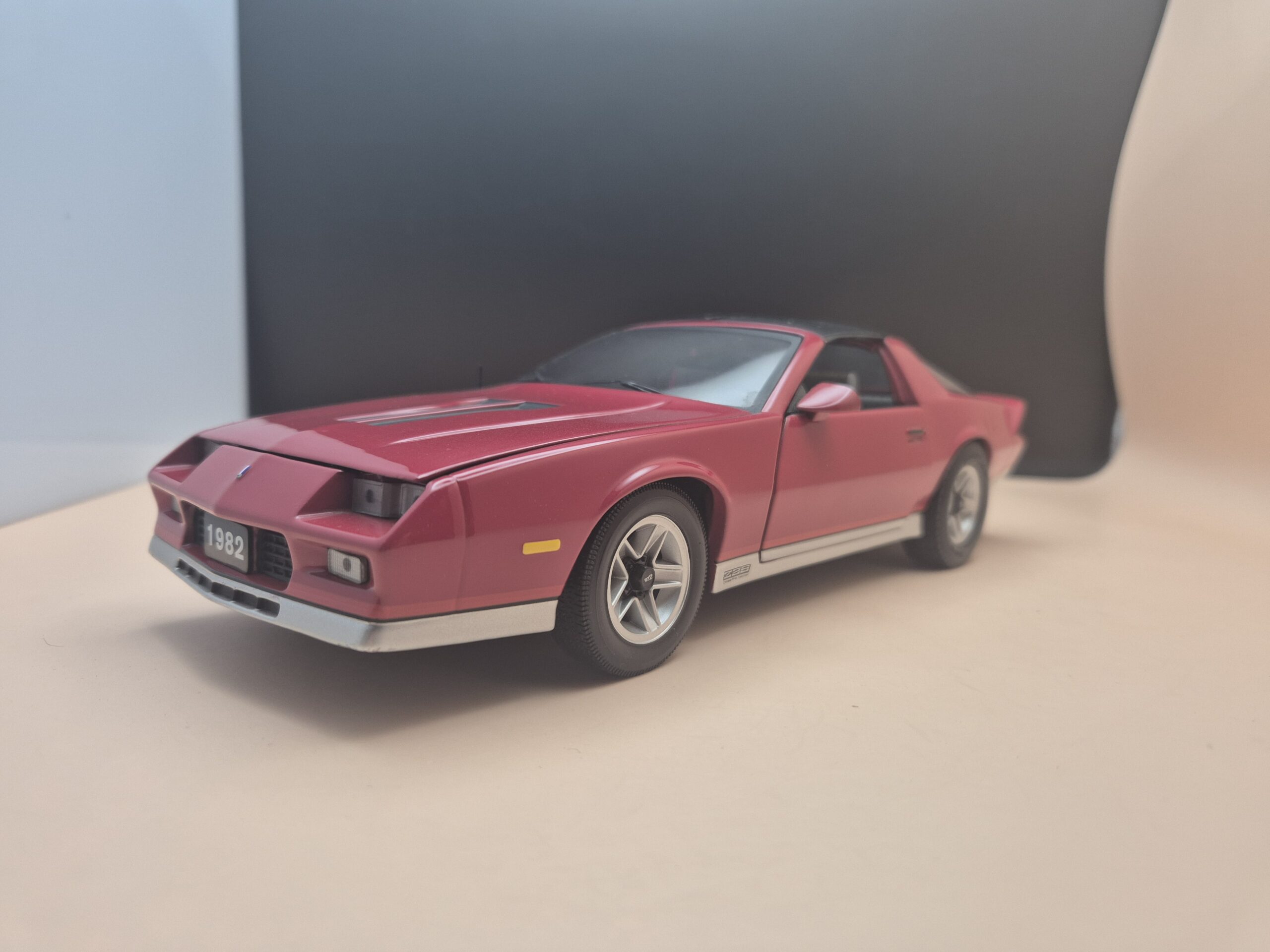 CHEVROLET CAMARO 1982 Z28 3 GEN 1/18 SUNSTAR CZERWONY