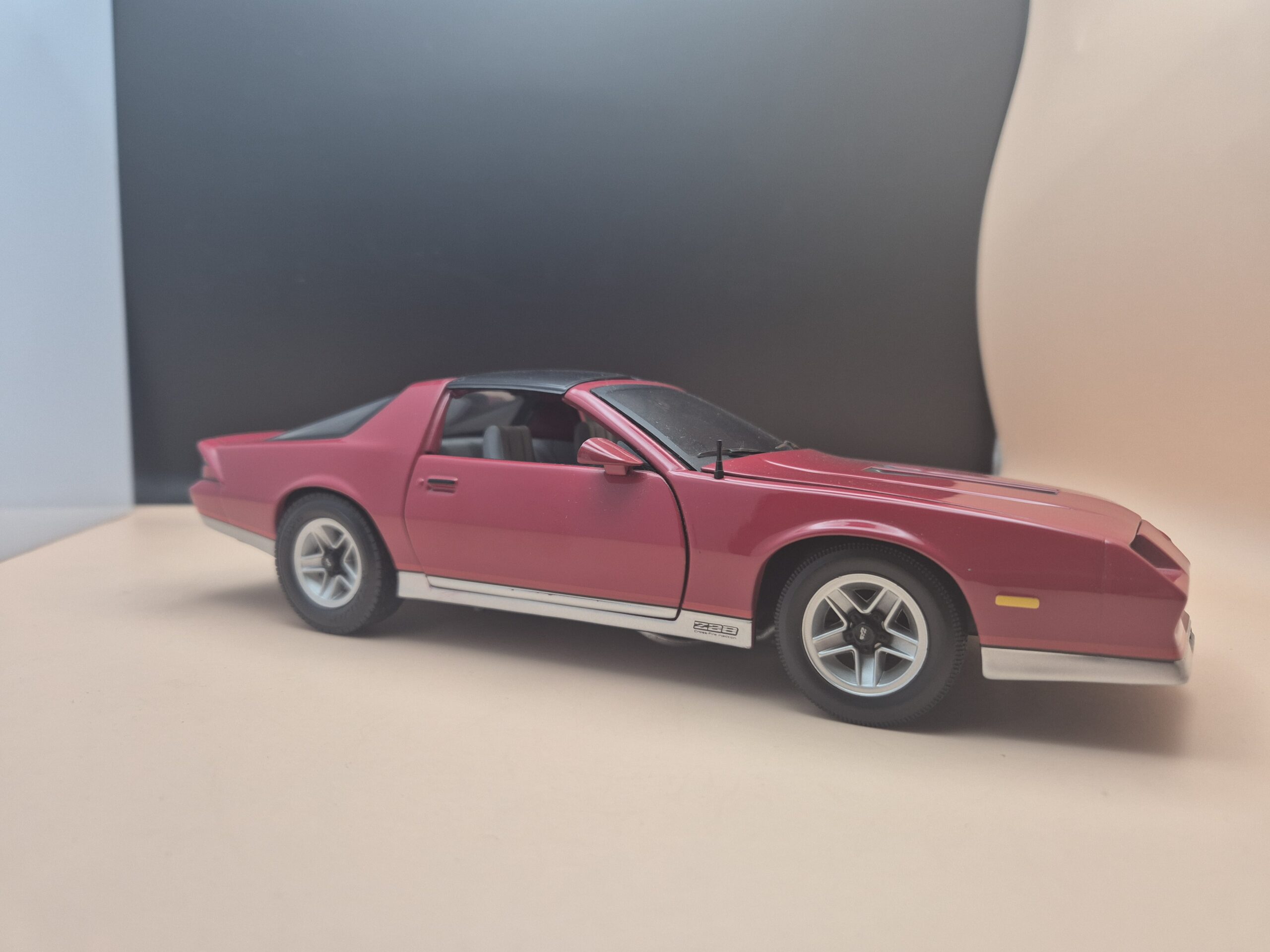 CHEVROLET CAMARO 1982 Z28 3 GEN 1/18 SUNSTAR CZERWONY - obrazek 4