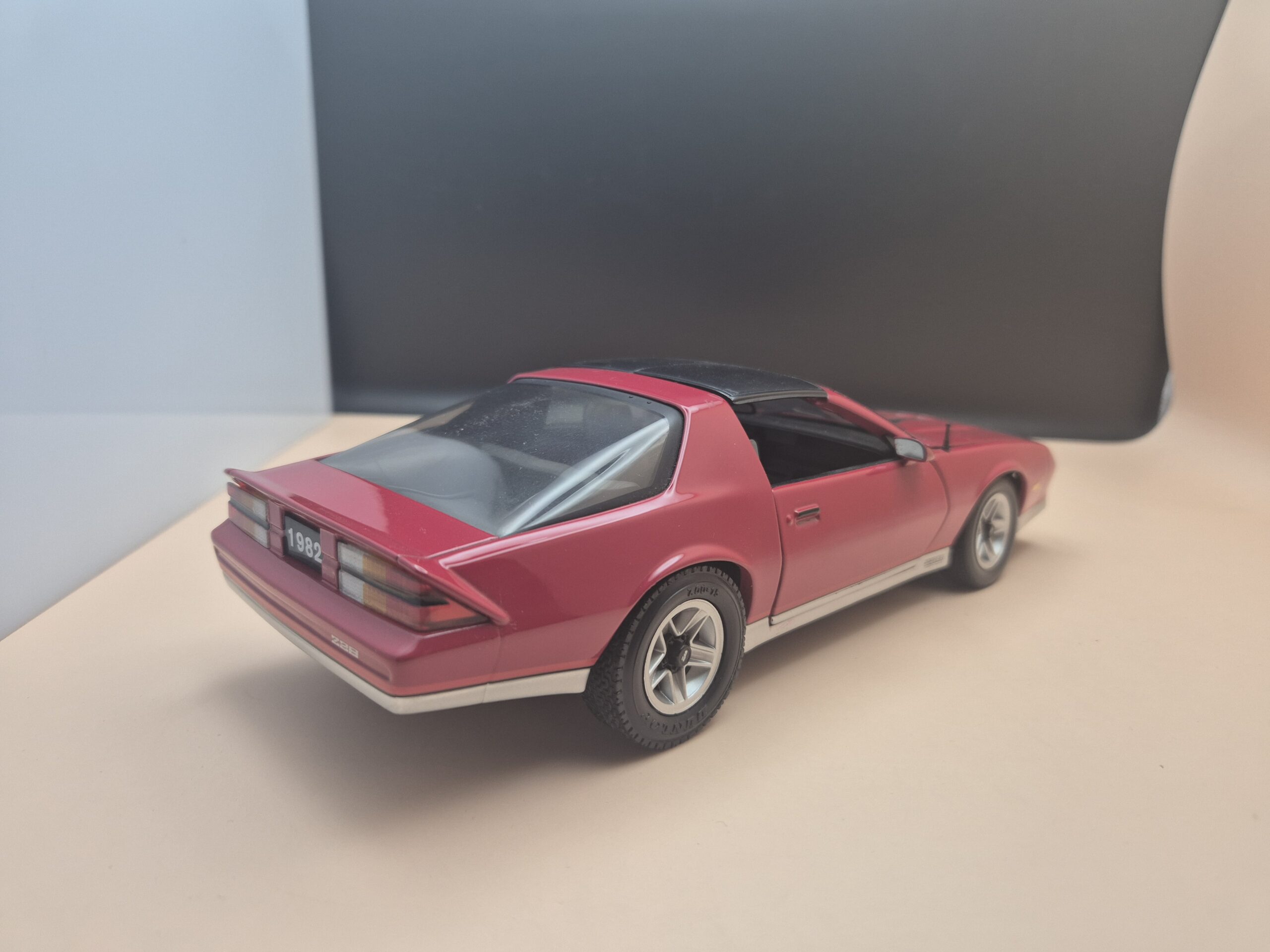 CHEVROLET CAMARO 1982 Z28 3 GEN 1/18 SUNSTAR CZERWONY - obrazek 5
