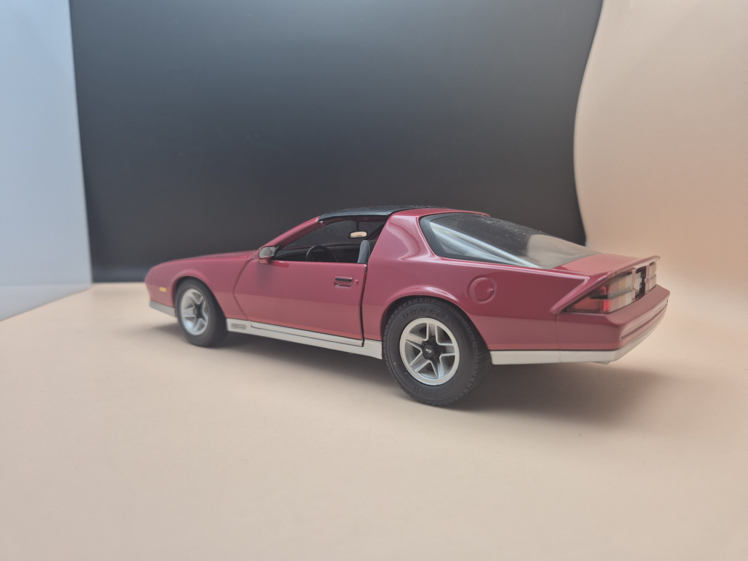 CHEVROLET CAMARO 1982 Z28 3 GEN 1/18 SUNSTAR CZERWONY - obrazek 6