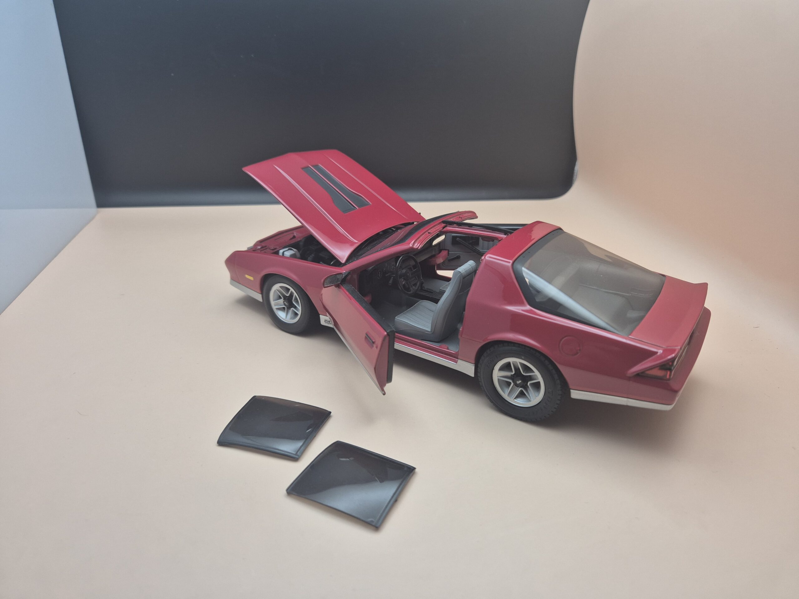 CHEVROLET CAMARO 1982 Z28 3 GEN 1/18 SUNSTAR CZERWONY - obrazek 7