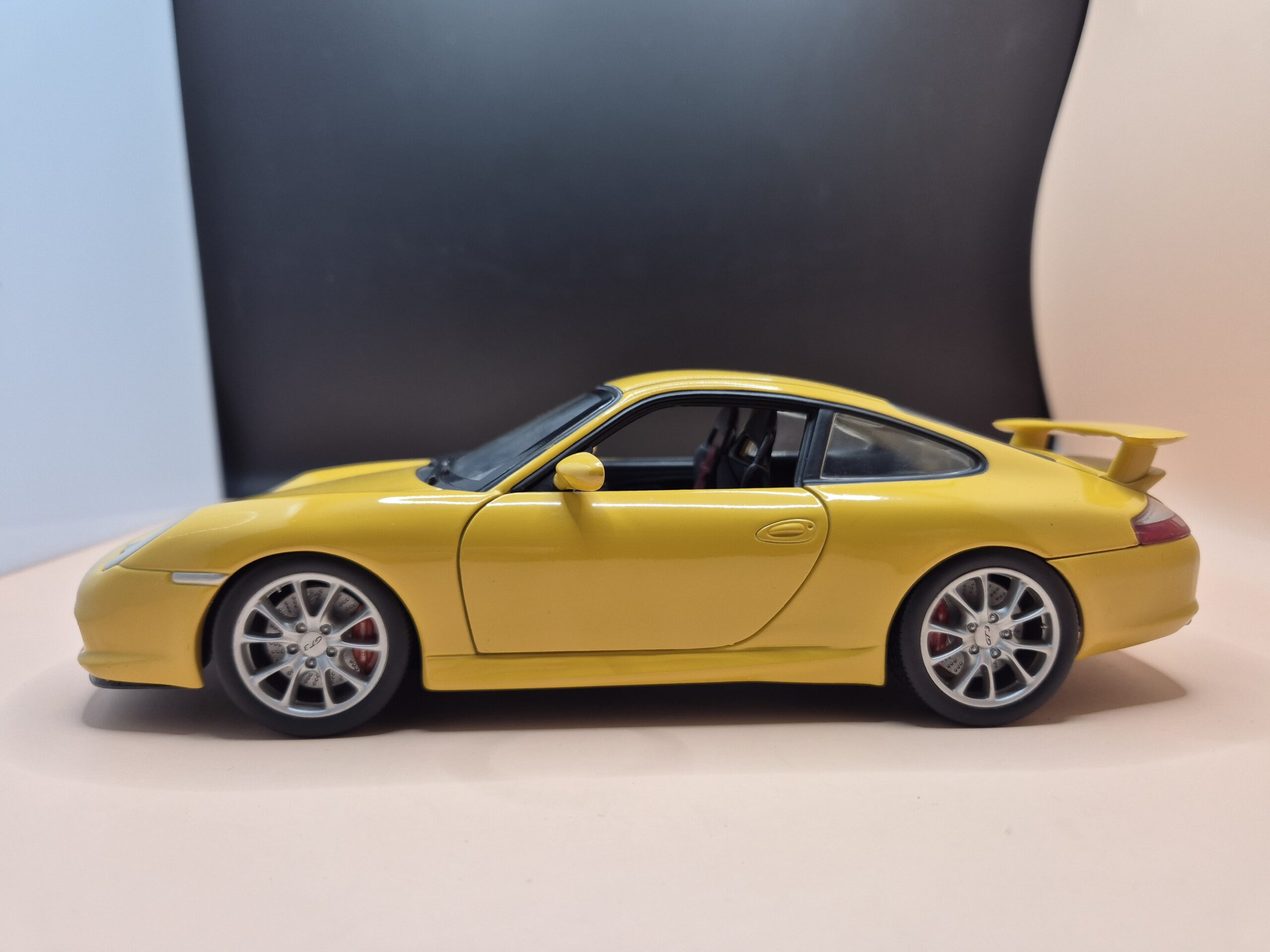 PORSCHE 911 996 GT3 1/18 BBURAGO 3357 - obrazek 3