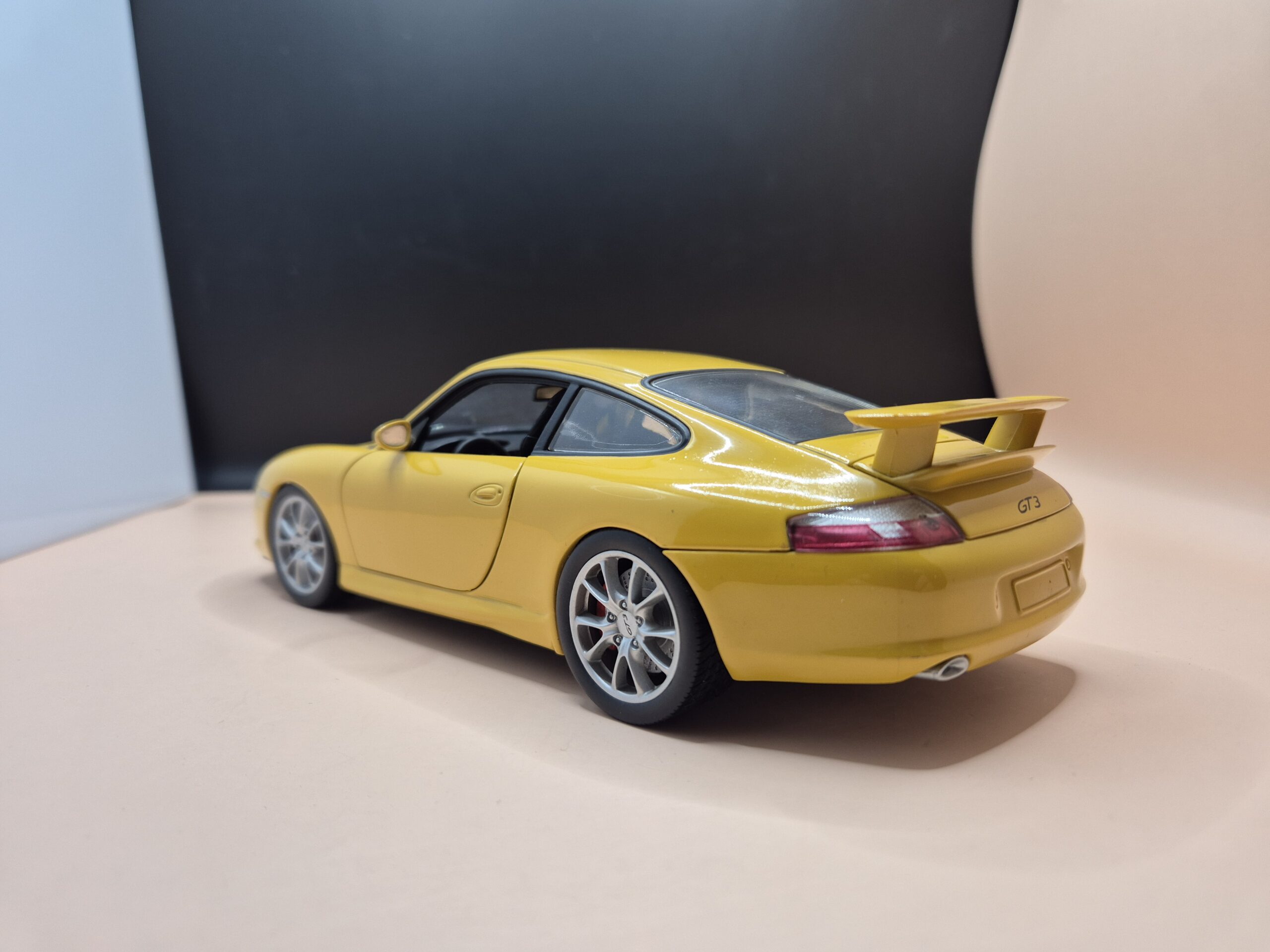 PORSCHE 911 996 GT3 1/18 BBURAGO 3357 - obrazek 4
