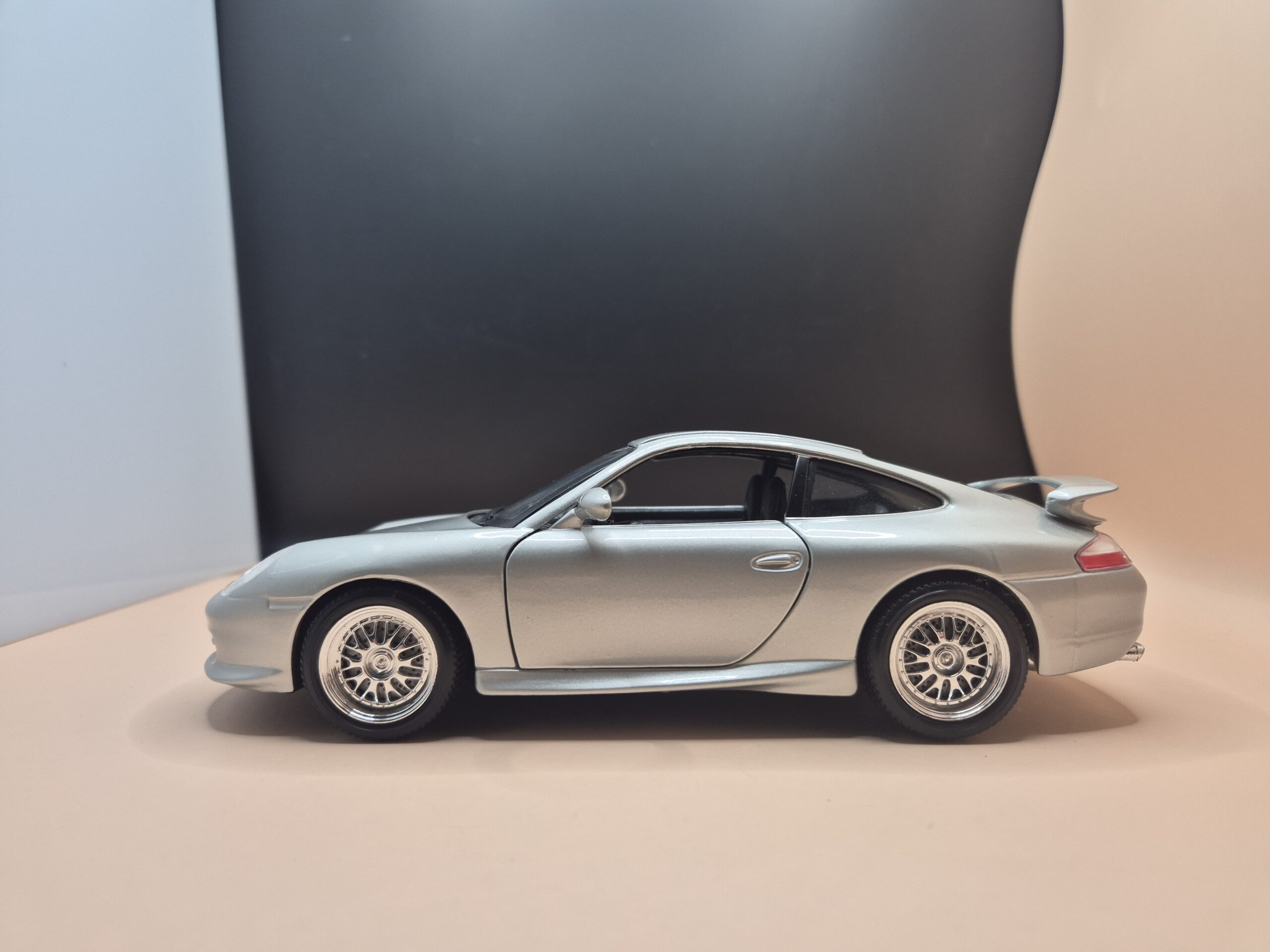 PORSCHE 911 996 CARRERA GT3 1/18 BBURAGO - obrazek 3