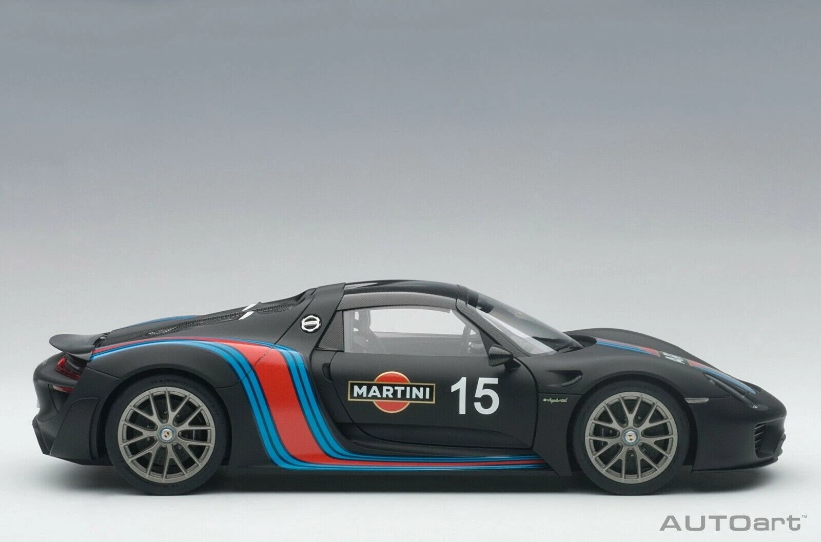 1/18 Porsche 918 Spyder Weissach pakiet czarny / Martini Livery #15 AUTOart 77929 - obrazek 5