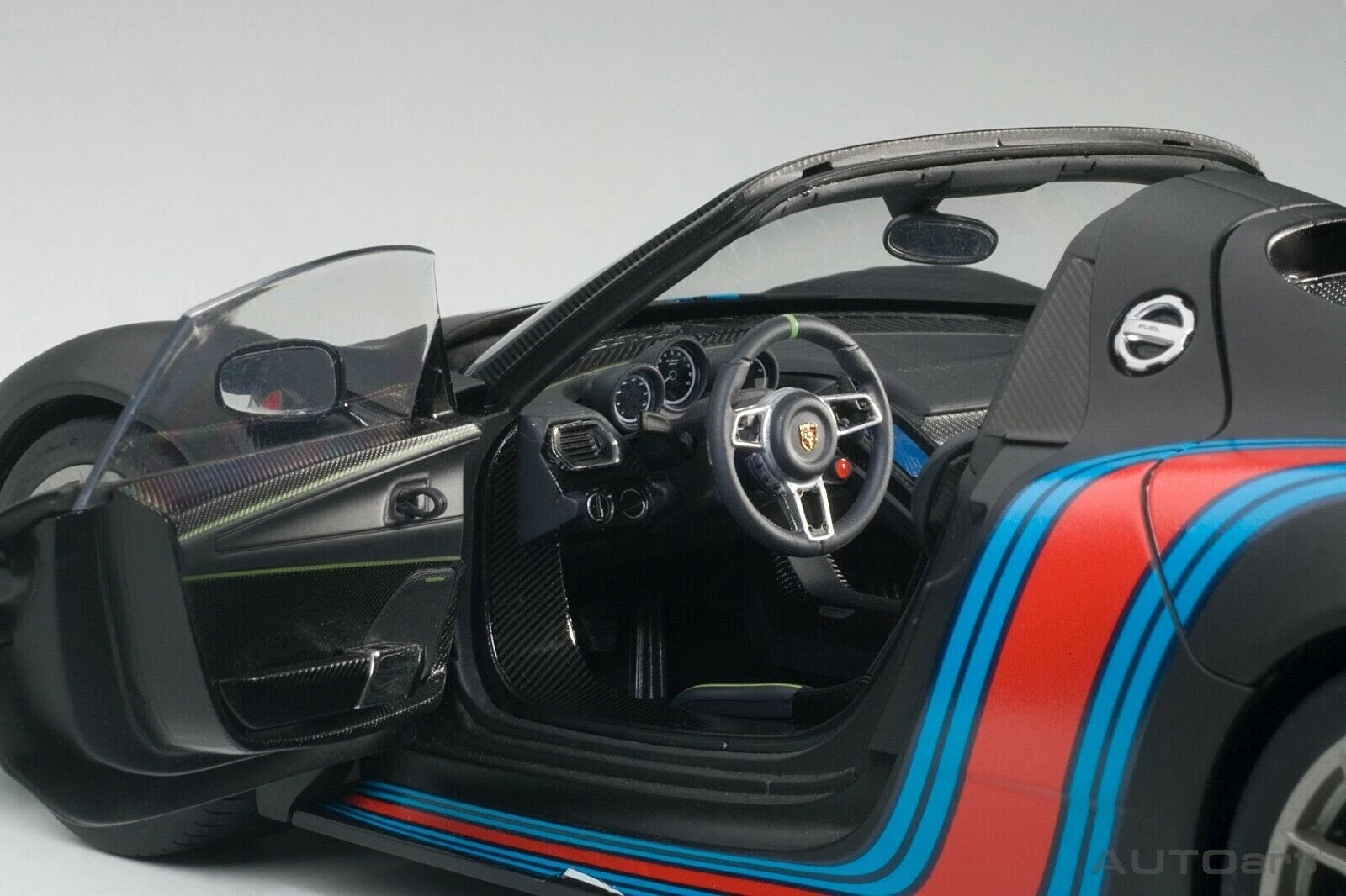 1/18 Porsche 918 Spyder Weissach pakiet czarny / Martini Livery #15 AUTOart 77929 - obrazek 7