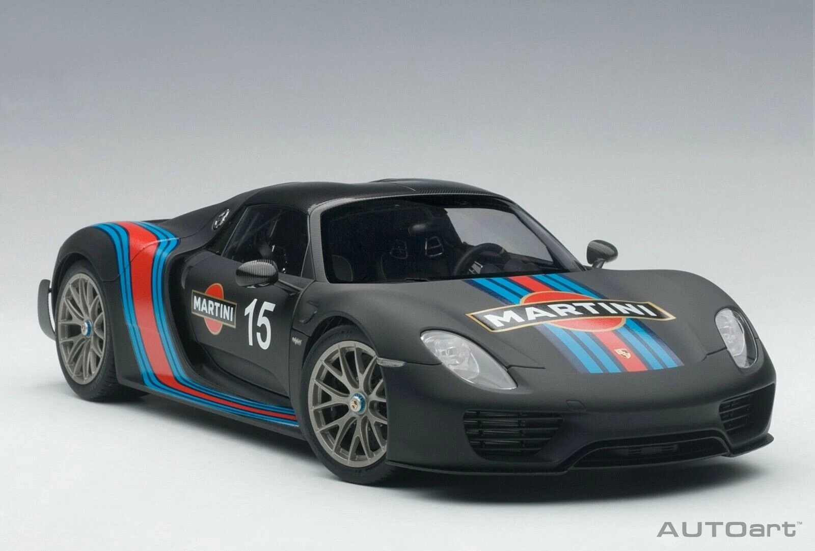 1/18 Porsche 918 Spyder Weissach pakiet czarny / Martini Livery #15 AUTOart 77929