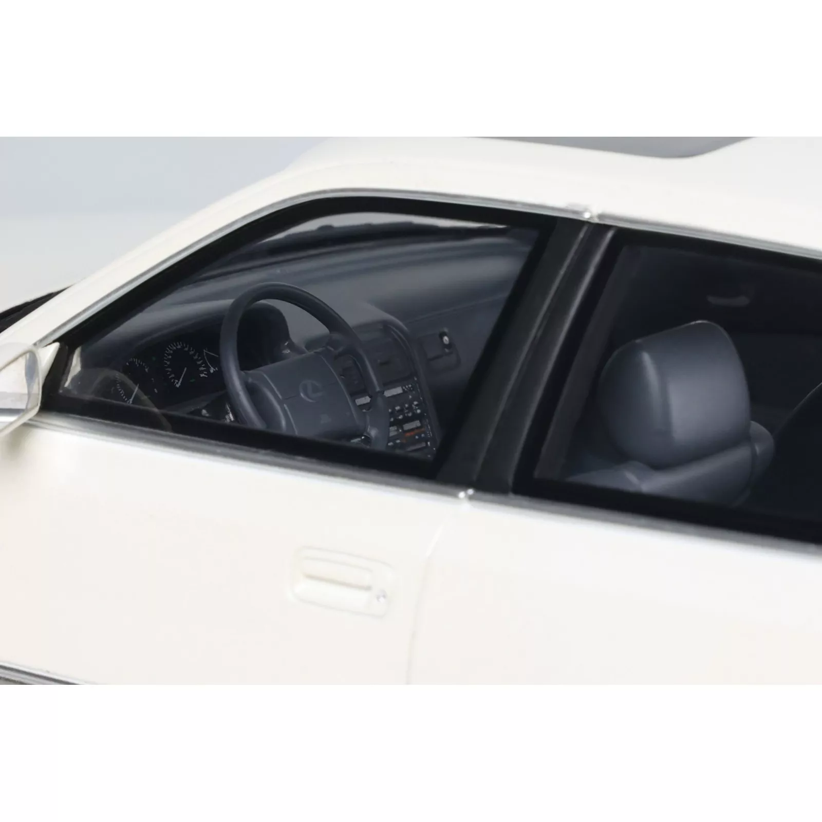 Lexus LS 400 Diamentowa Biała Perła 051 1992 1/18 OTTO OT1277 - obrazek 9
