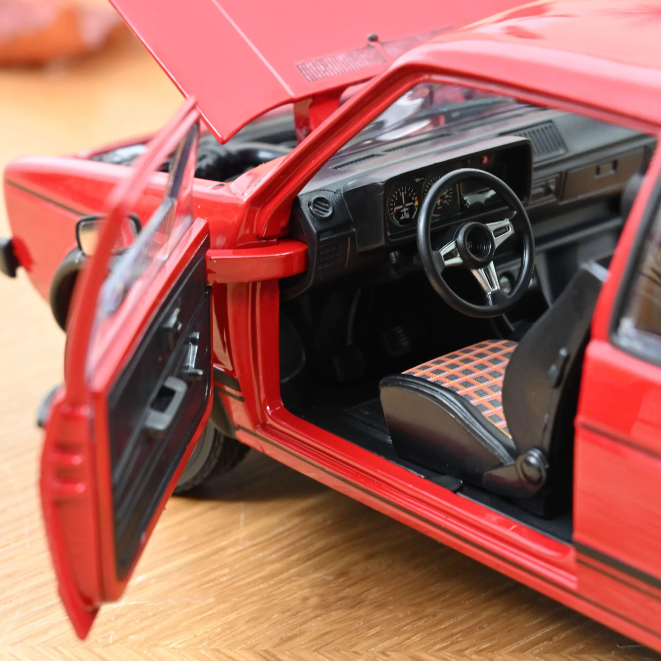 Volkswagen Golf I GTI Mk1 Czerwony Norev 1:18 188472 - obrazek 3