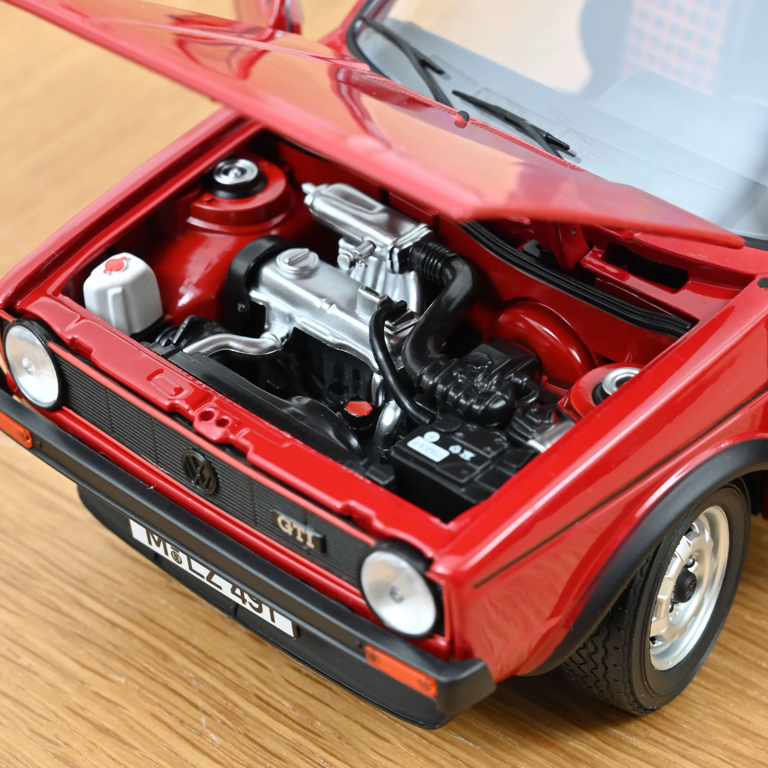 Volkswagen Golf I GTI Mk1 Czerwony Norev 1:18 188472 - obrazek 4