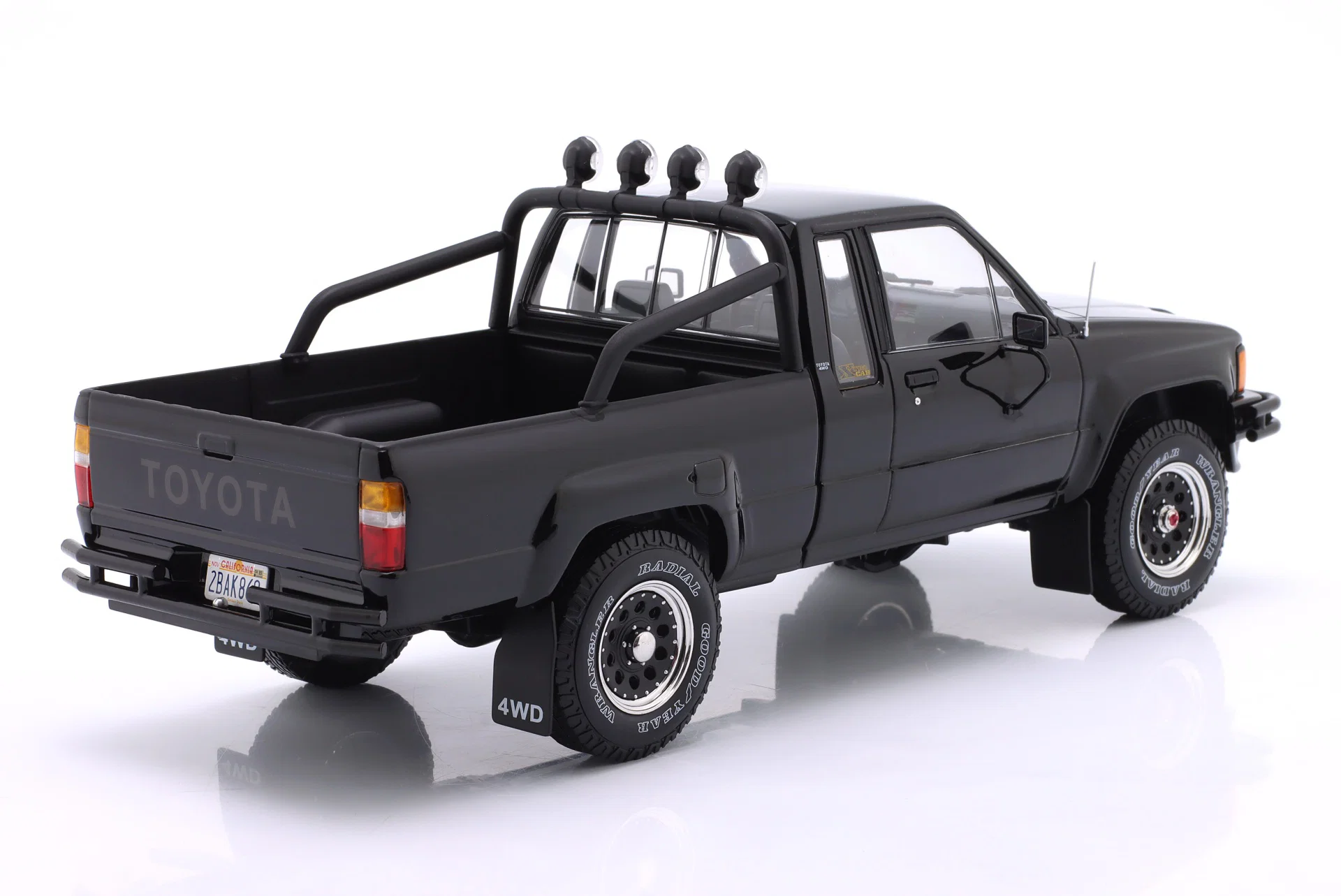 Toyota Truck Xtra Cab 4x4 Hilux Powrót do przyszłości II 1989 1:18 KKDC181565 - obrazek 2