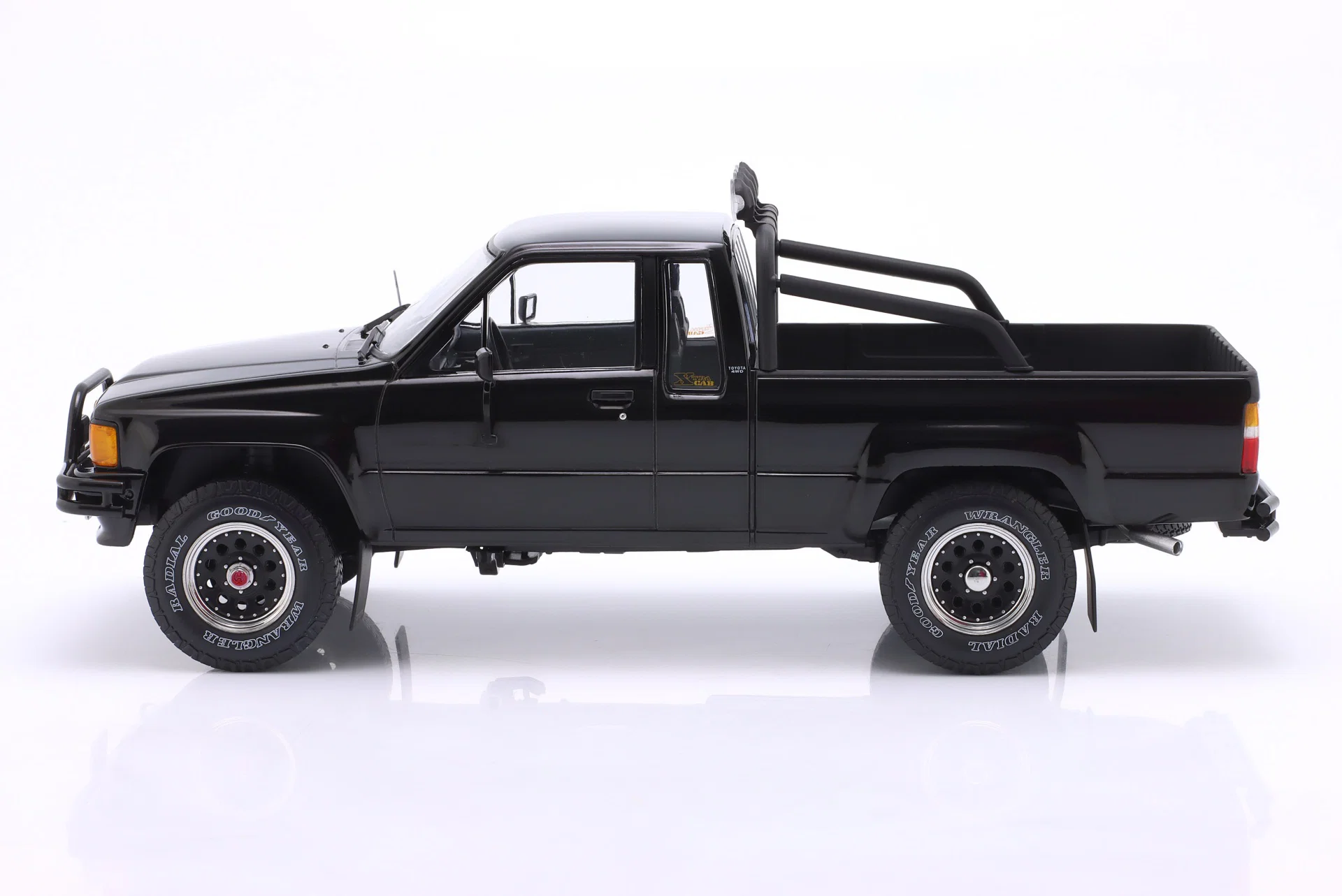 Toyota Truck Xtra Cab 4x4 Hilux Powrót do przyszłości II 1989 1:18 KKDC181565 - obrazek 3