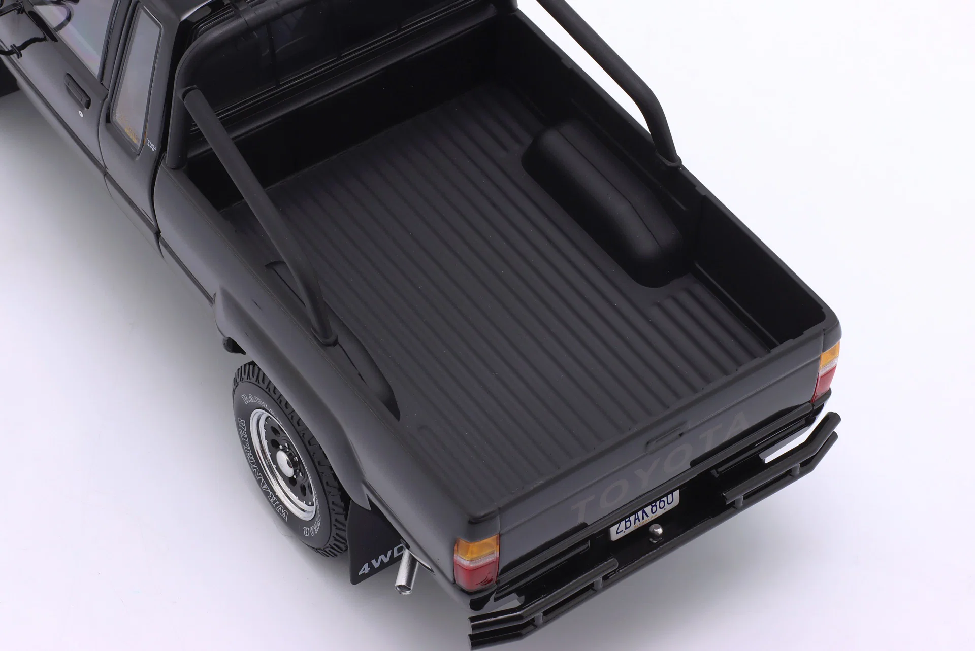 Toyota Truck Xtra Cab 4x4 Hilux Powrót do przyszłości II 1989 1:18 KKDC181565 - obrazek 4