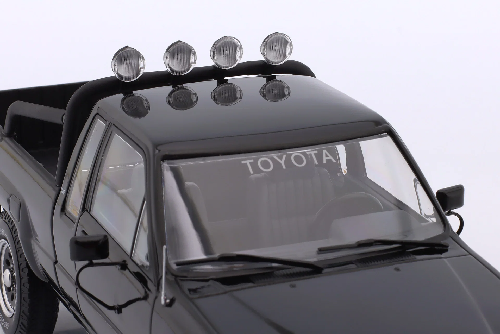 Toyota Truck Xtra Cab 4x4 Hilux Powrót do przyszłości II 1989 1:18 KKDC181565 - obrazek 5